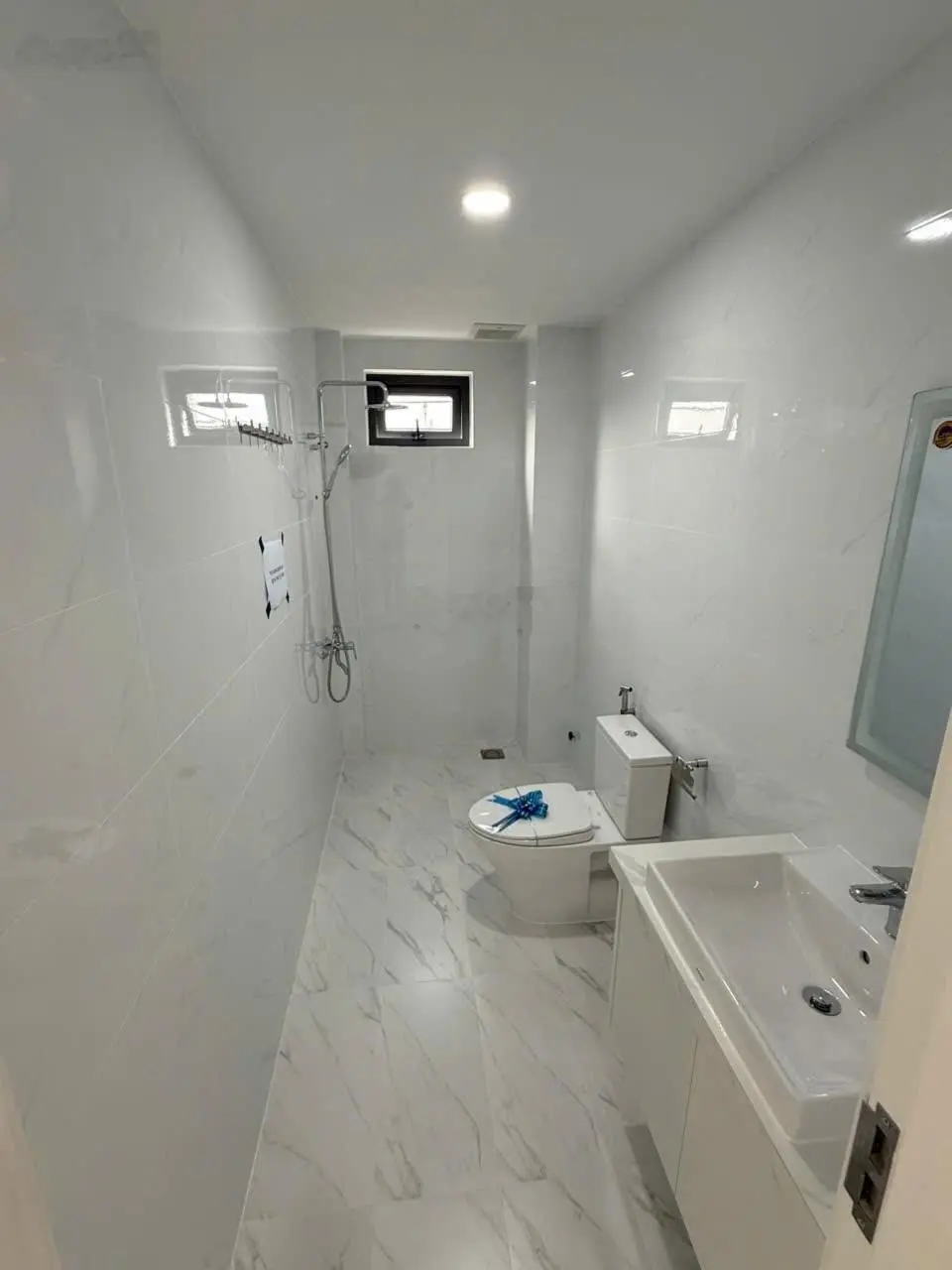 Nhà phố rộng rãi rất đẹp bàn giao hoàn, MT Đại Lộ Hùng Vương, P. An Điền, Bến Cát. Giá: 2.35 tỷ