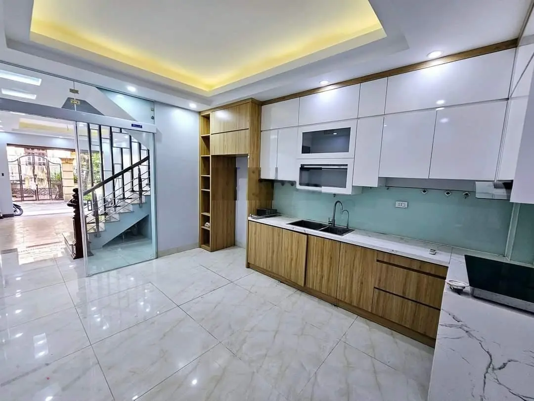 Bán nhà gần Ciputra, Tây Hồ. DT 60m2 x 8T, MT 4m. Ô tô 5 chỗ vào nhà, đường ô tô tránh. Kinh doanh