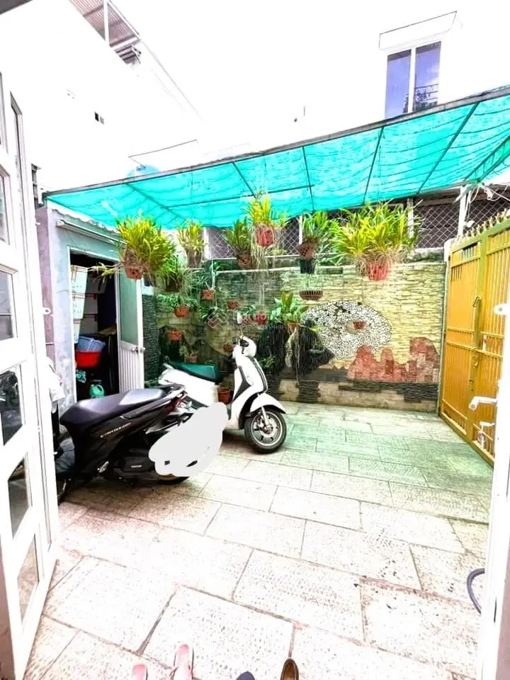 Bán nhà Dương Bá Trạc, 66m2, ngang 4,2m, nở hậu, sân để xe, ban công, giá cực tốt chỉ 5 tỷ 890