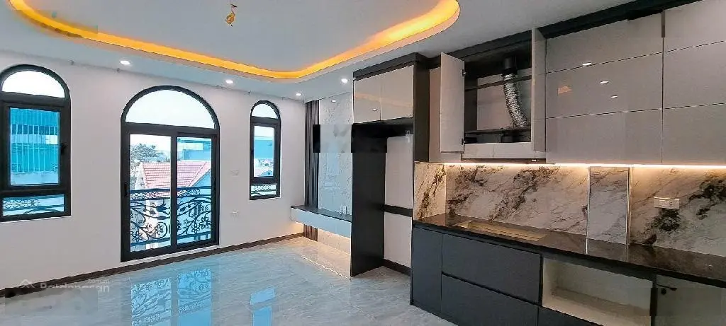 Chỉ 9,6 tỷ nhà mới thạch bàn cổ linh 40m 6 tầng thang máy full nội thất otto đỗ cửa gần trường học