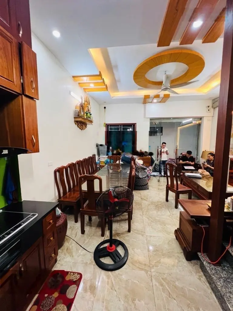 Ttcầu giấy - ô tô đỗ cổng - nhà dân xây - full nội thất - sổ đẹp - nhỉnh 9 tỷ.
