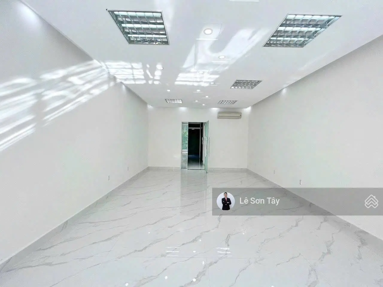 Duy nhất 01 căn MT Nguyễn Thị Thập KDC Him Lam Kênh Tẻ. DT: 5m x 20m giá: 35 tỷ. Có thang máy