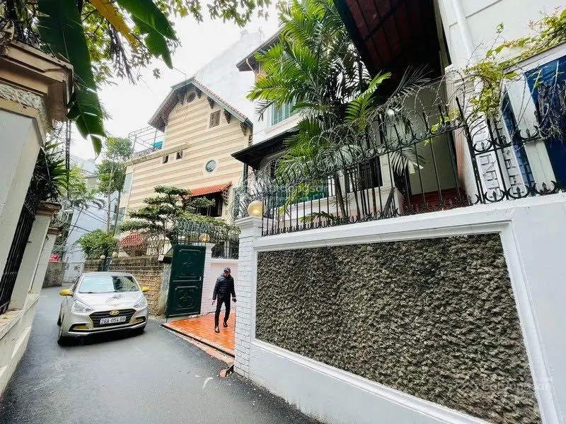 Biệt thự đẹp bể bơi sân vườn Hồ Tây bán, xe hơi 7 chỗ đỗ trong nhà. Biệt thự chất lượng cao