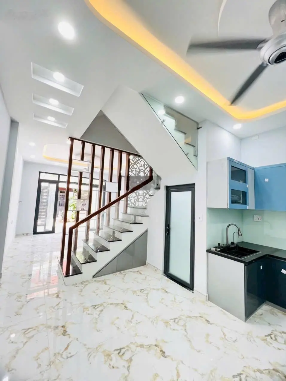 Bán nhà đẹp 1 trệt 2 lầu ngay sát Vinhome Quận 9, Cách Vinhome 200m. Sổ hồng riêng