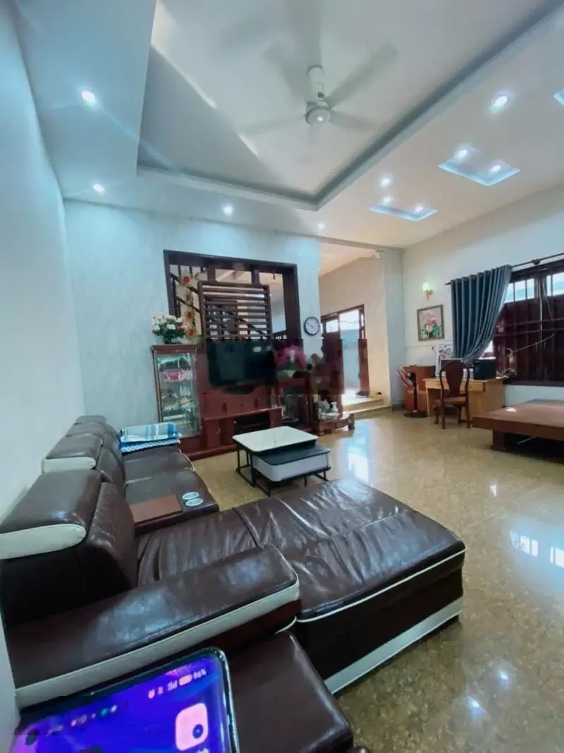 Chính chủ bán biệt thự Châu Âu 2 mặt tiền trung tâm tp. Dĩ An