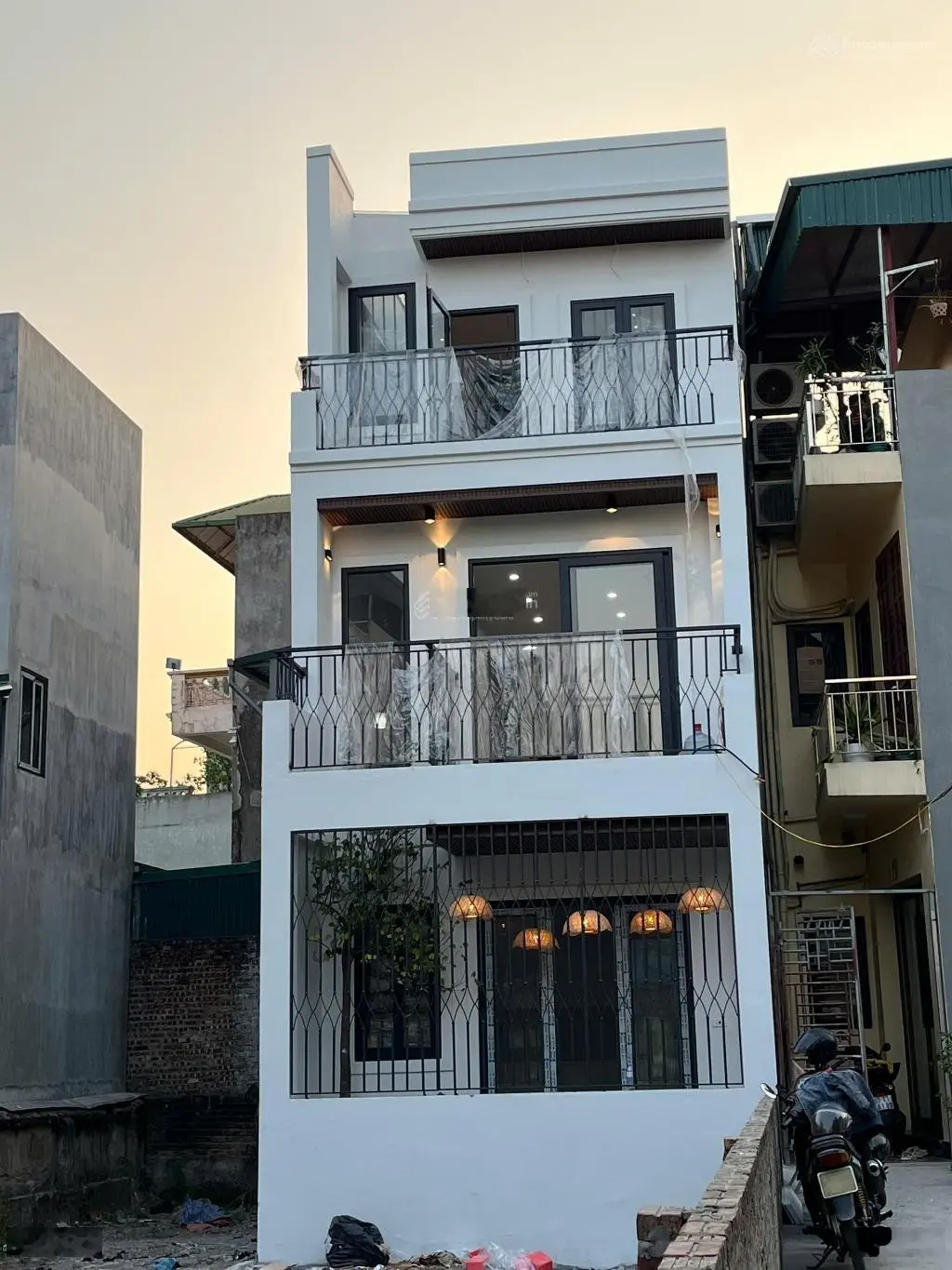 Chỉ hơn 4 tỉ có ngay nhà Ngọc Thuỵ, ô tô đỗ cổng, thiết kế cực chill, tặng full nội thất