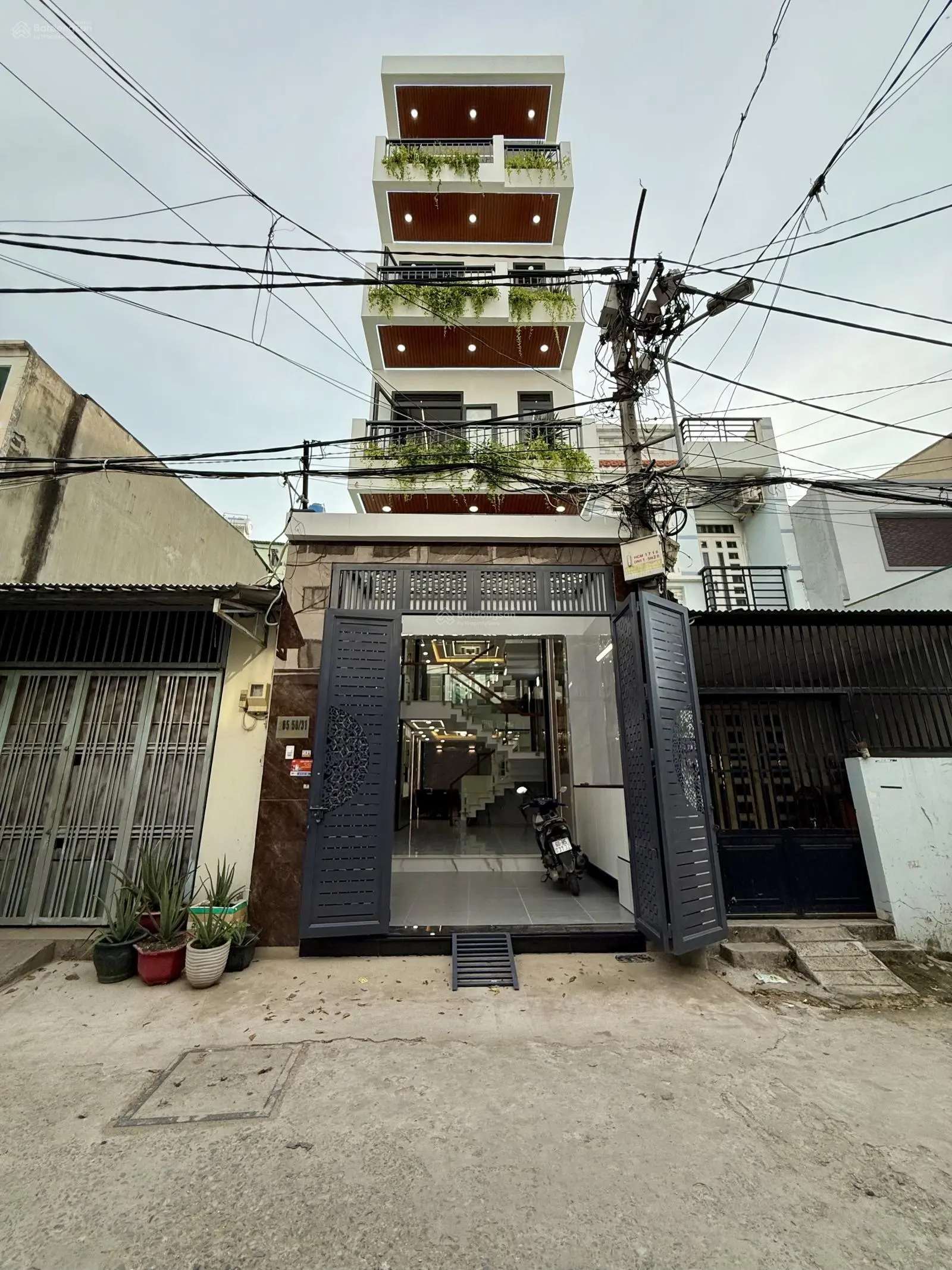 Nhà đường thông Trường Chinh, Sát chợ Lạc Quang, DT:4x16M, Lửng, 3 Lầu, 4PN, Gara ô tô, 7,85 tỷ