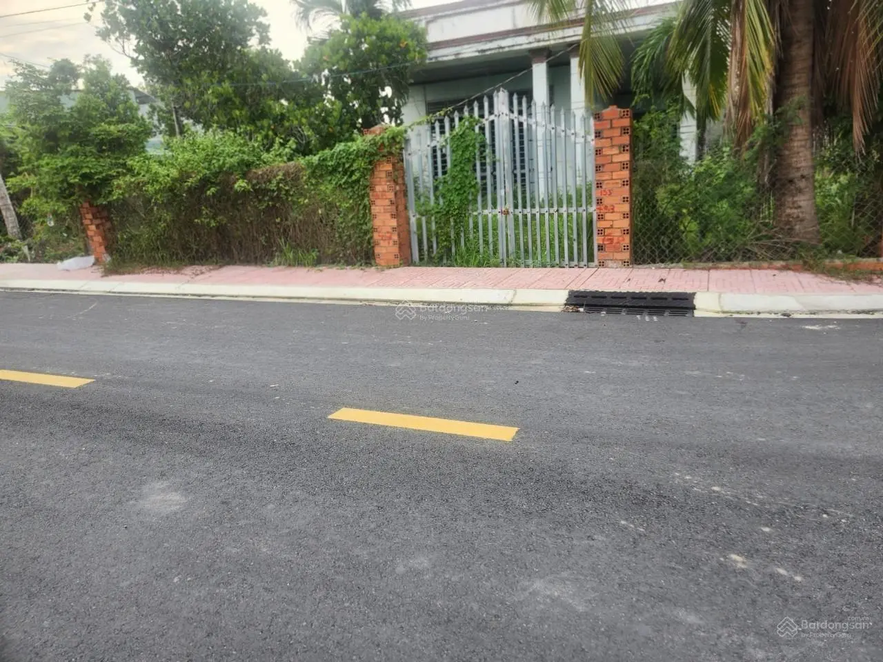 Đất góc 2 mặt tiền đường nhựa, 12.2mx24m, có nhà trên đất mua về sửa sơ là ở ngay