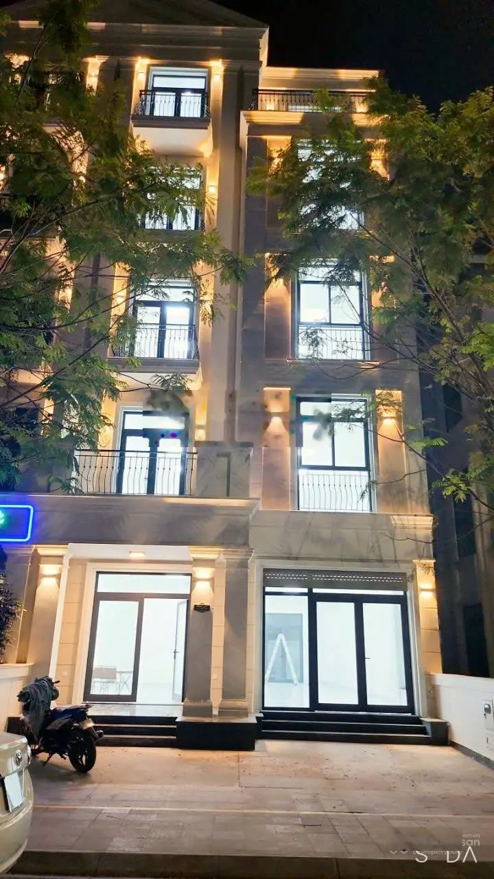 Bán nhà phố 5 tầng Vinhomes Grand Park Quận 9 full nội thất giá chỉ 23 tỷ với 126m2