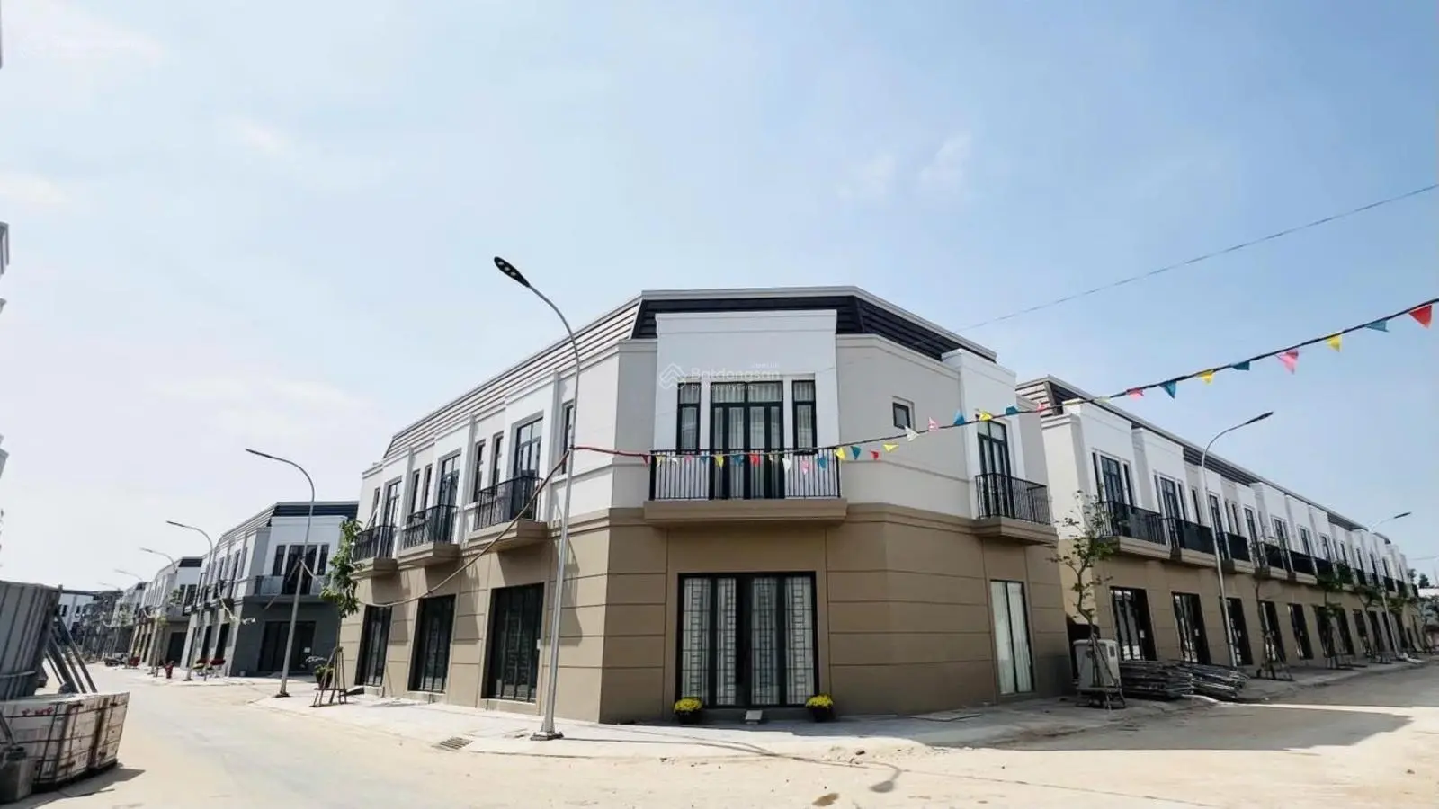 Nhà liền kề ngay góc Tây Sông Hậu GĐ2, 66m2, thuận tiện mua bán