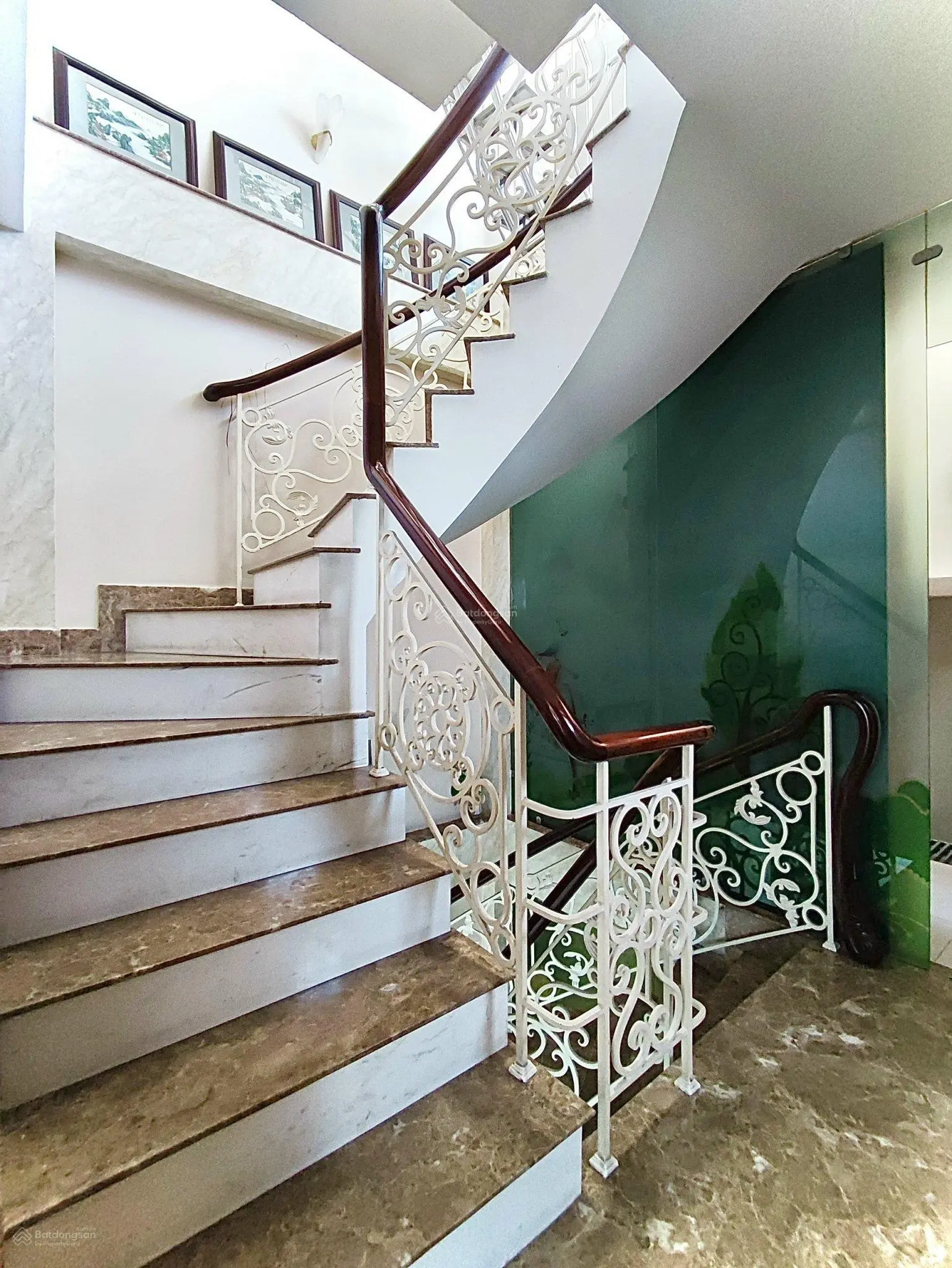 Bán Biệt Thự The Victoria - Thuộc Dự Án Vinhomes Golden River , Quận 1. DT = 225m2: