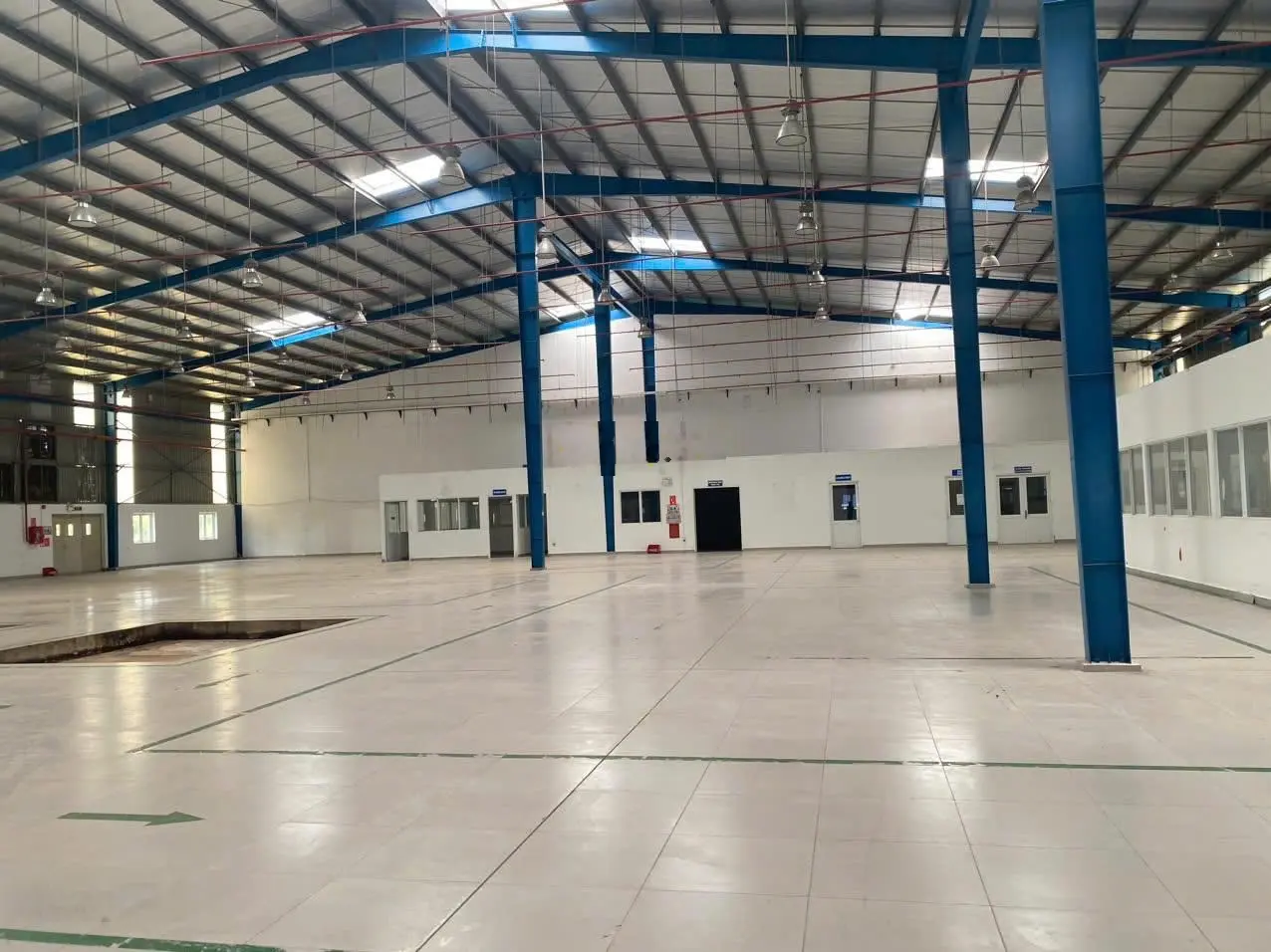 Bán xưởng diện tích 21.600m2, gồm 3 nhà xưởng và 1 văn phòng ở KCN Đức Hòa ,Long An.