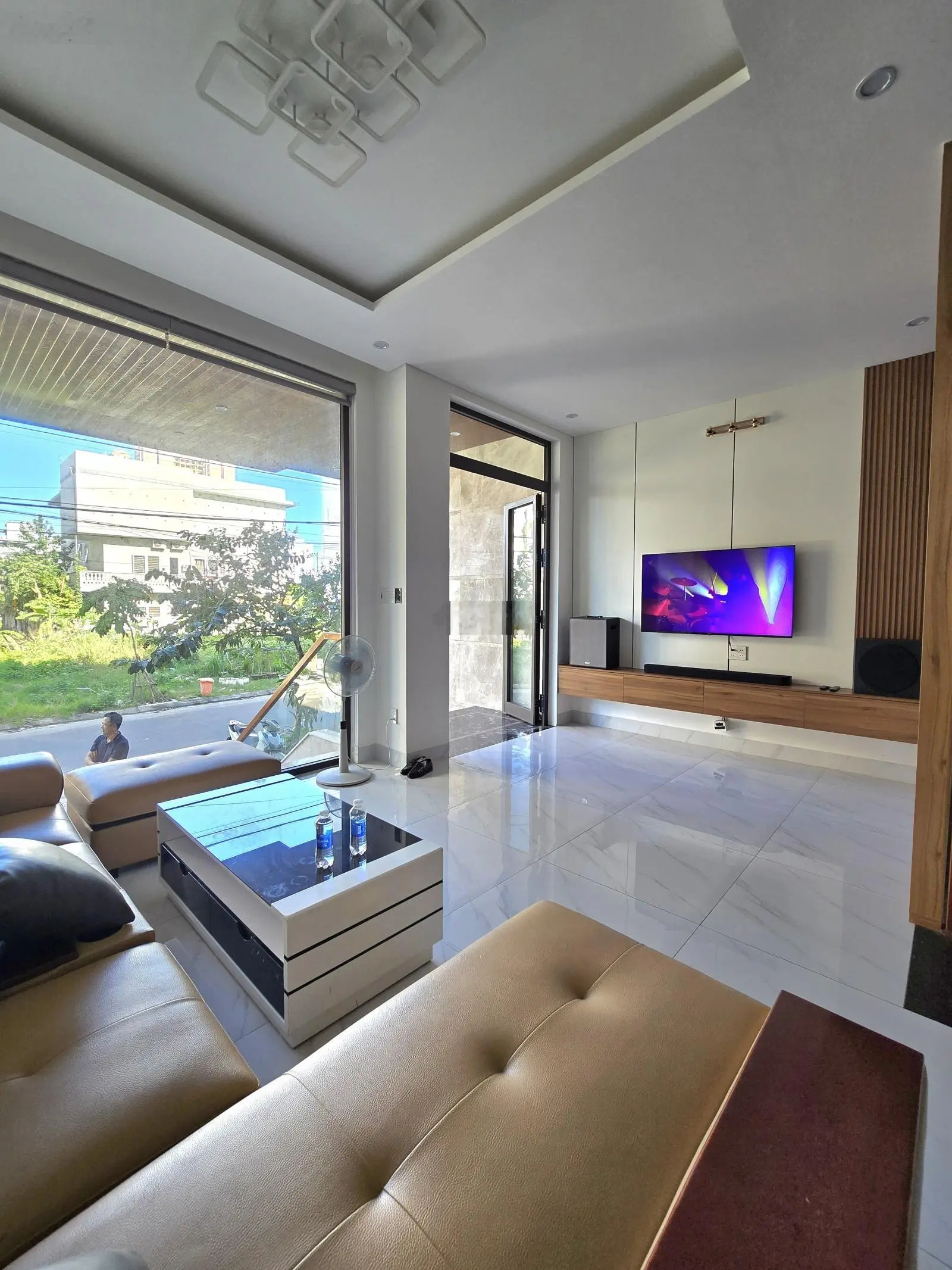 Bán nhà 5 tầng biển Mỹ Khê giá chỉ hơn 12 tỷ, thiết kế rất đẹp dòng tiền thuê đến 40 triệu.