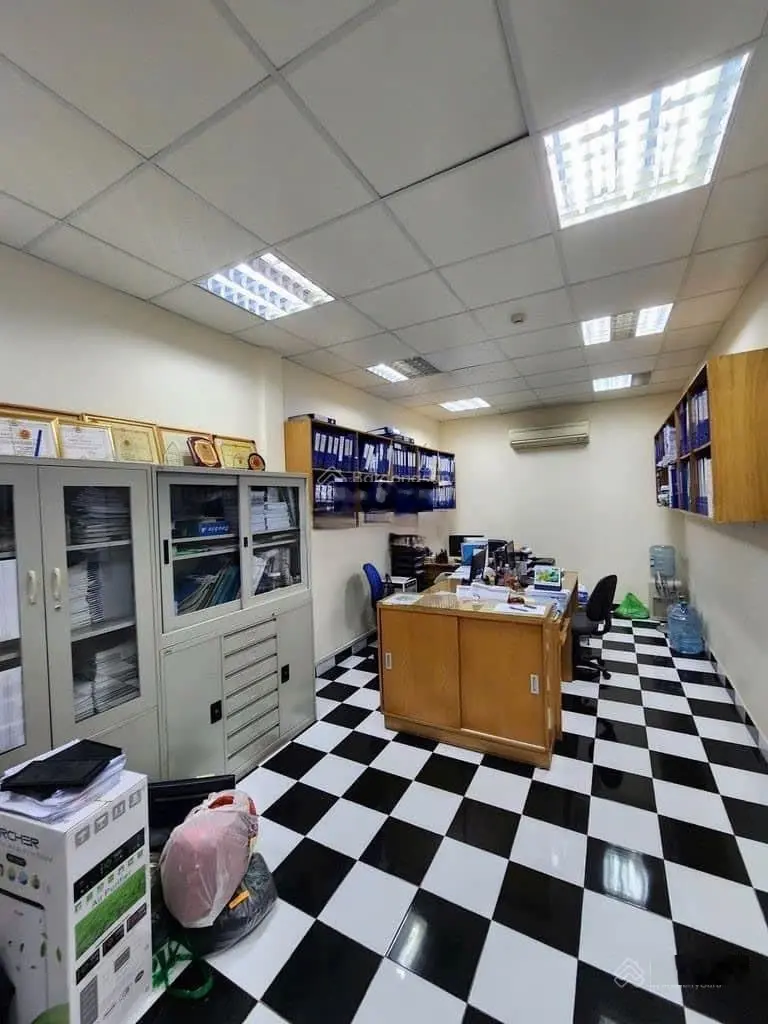 Ngộp tiền bán gấp nhà Mạc Đĩnh Chi Đa Kao Quận 1. Gía bán 5 Tỷ 6 - 5 x 12m. 1 trệt 2 lầu. Sổ sẵn