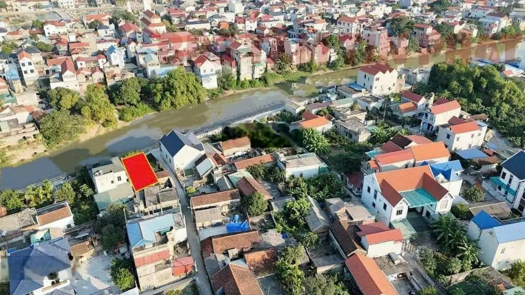 Bán đất full thổ cư gần chợ Vài - Hợp Tiến, view sông thoáng sạch, 2 ô tô đỗ cửa