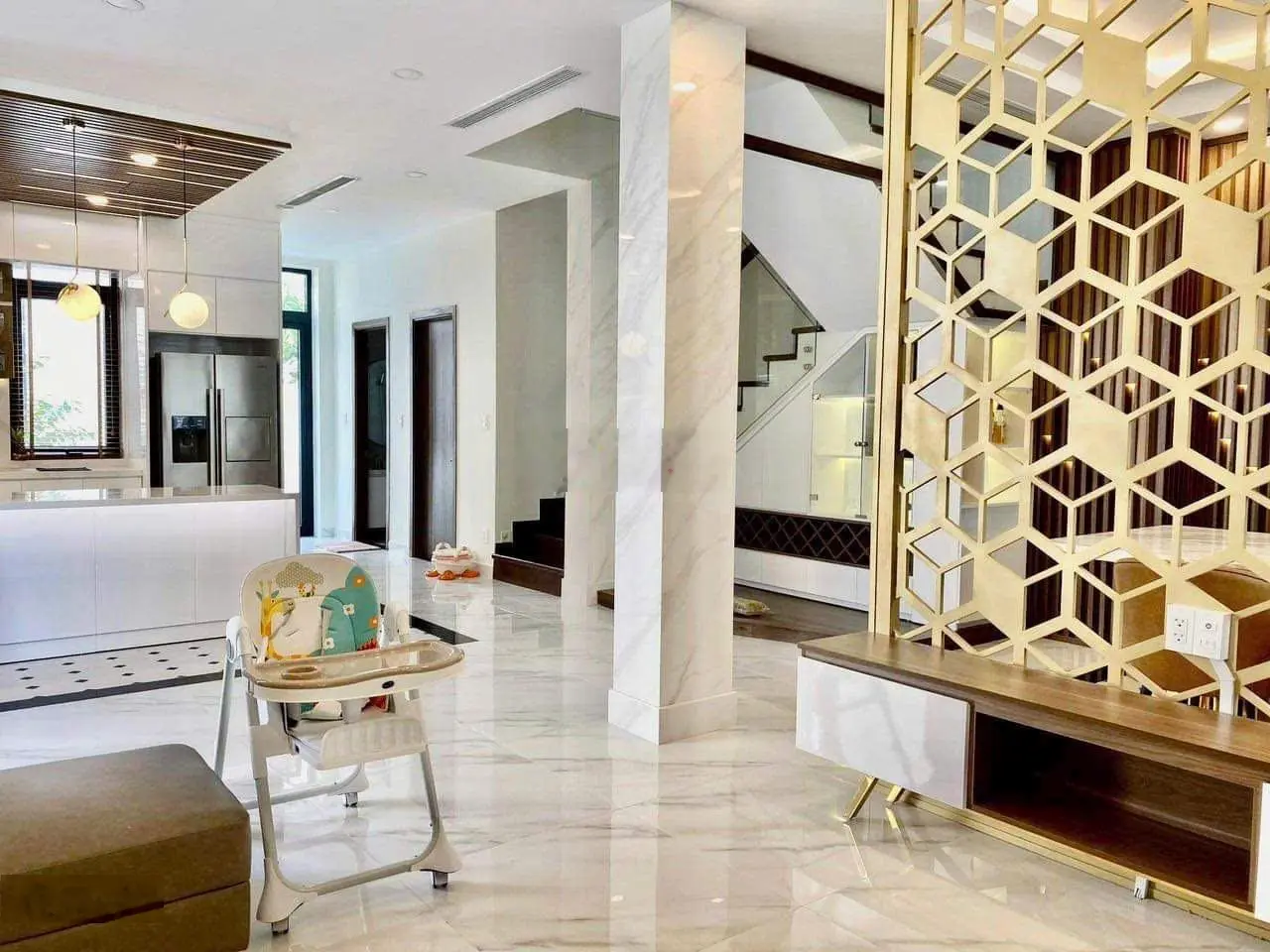 Chính chủ gửi bán căn biệt thự song lập Lucasta Villa , diện tích 10x17,5 full nội thất giá 25,5 tỷ