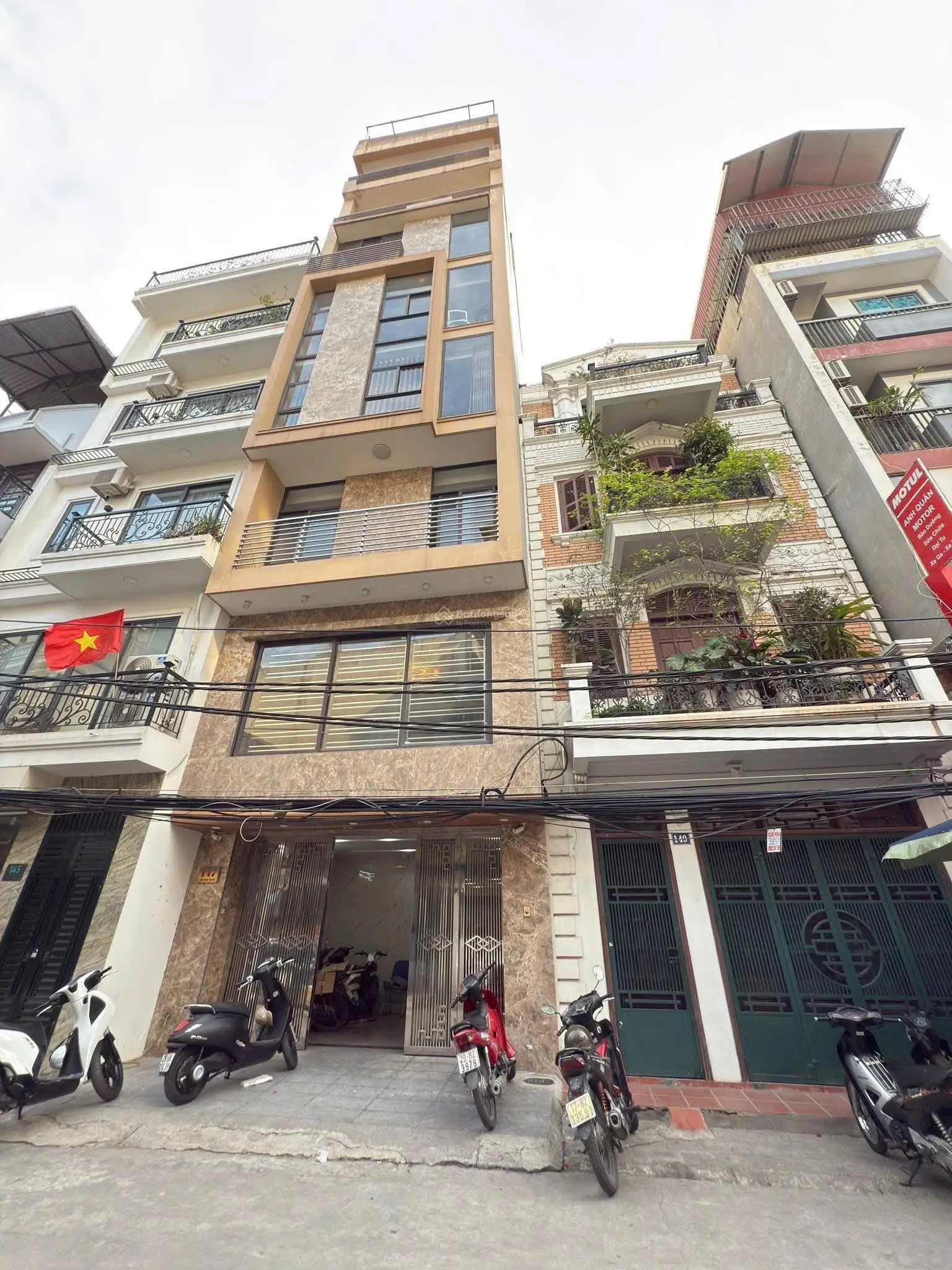Chủ nhờ bán nhà mặt ngõ 21 Nguyễn Văn Huyên 67m2 kinh doanh sầm uất, nhà mới