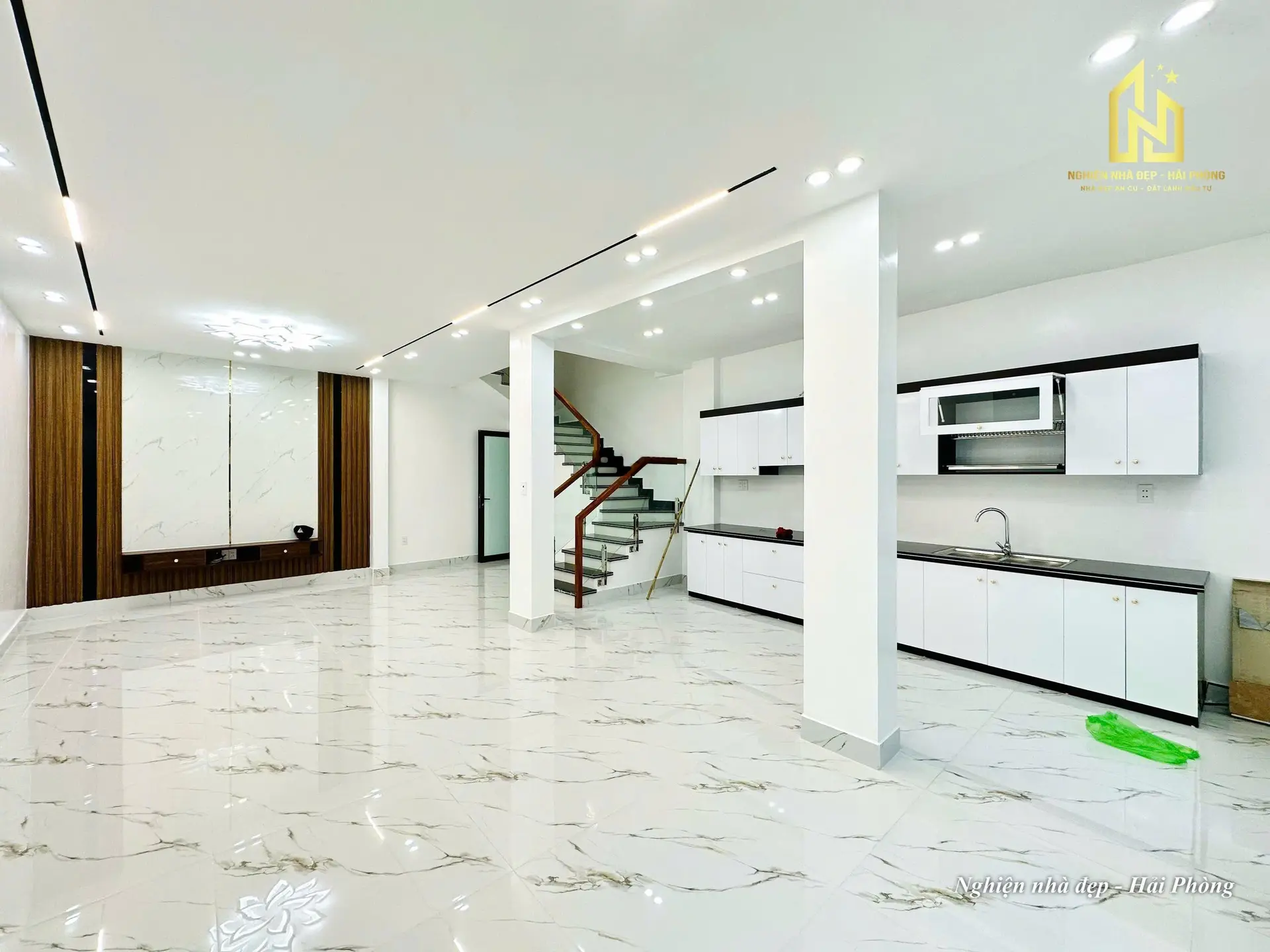 Nhà đẹp gốc dân xây độc lập, mặt ngõ thông thương phố Thiên Lôi, Chợ Đôn, ô tô đỗ cửa