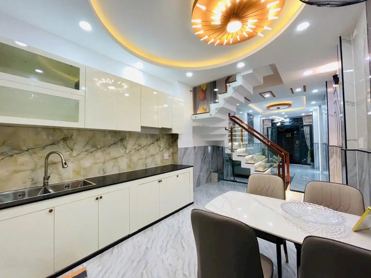 Bán nhà 3 tầng 4PN 4WC, 68m2 chỉ 2tỷ350 Nguyễn Tri Phương, P5, Q10. Gần ĐH Y Dược TPHCM. Sẵn sổ.