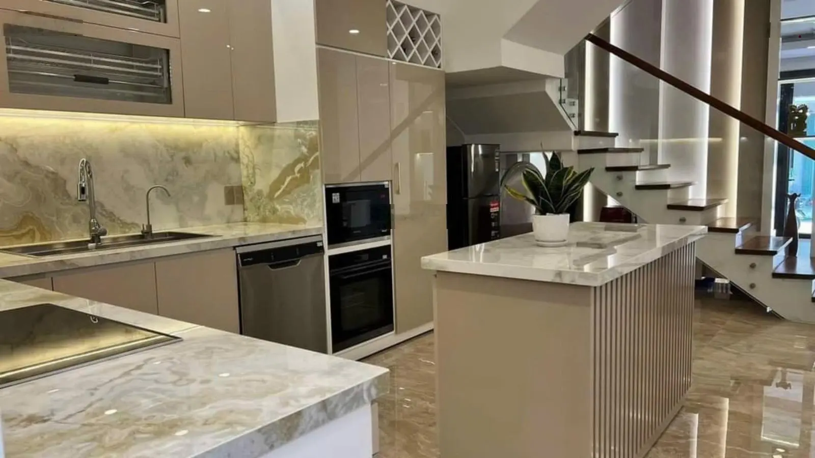 Bán nhà 4 tầng đường P1 ( Đặng Vũ Hiệp) , KĐT Vĩnh Điềm Trung, Nha Trang giá giảm chỉ còn 8 tỷ!