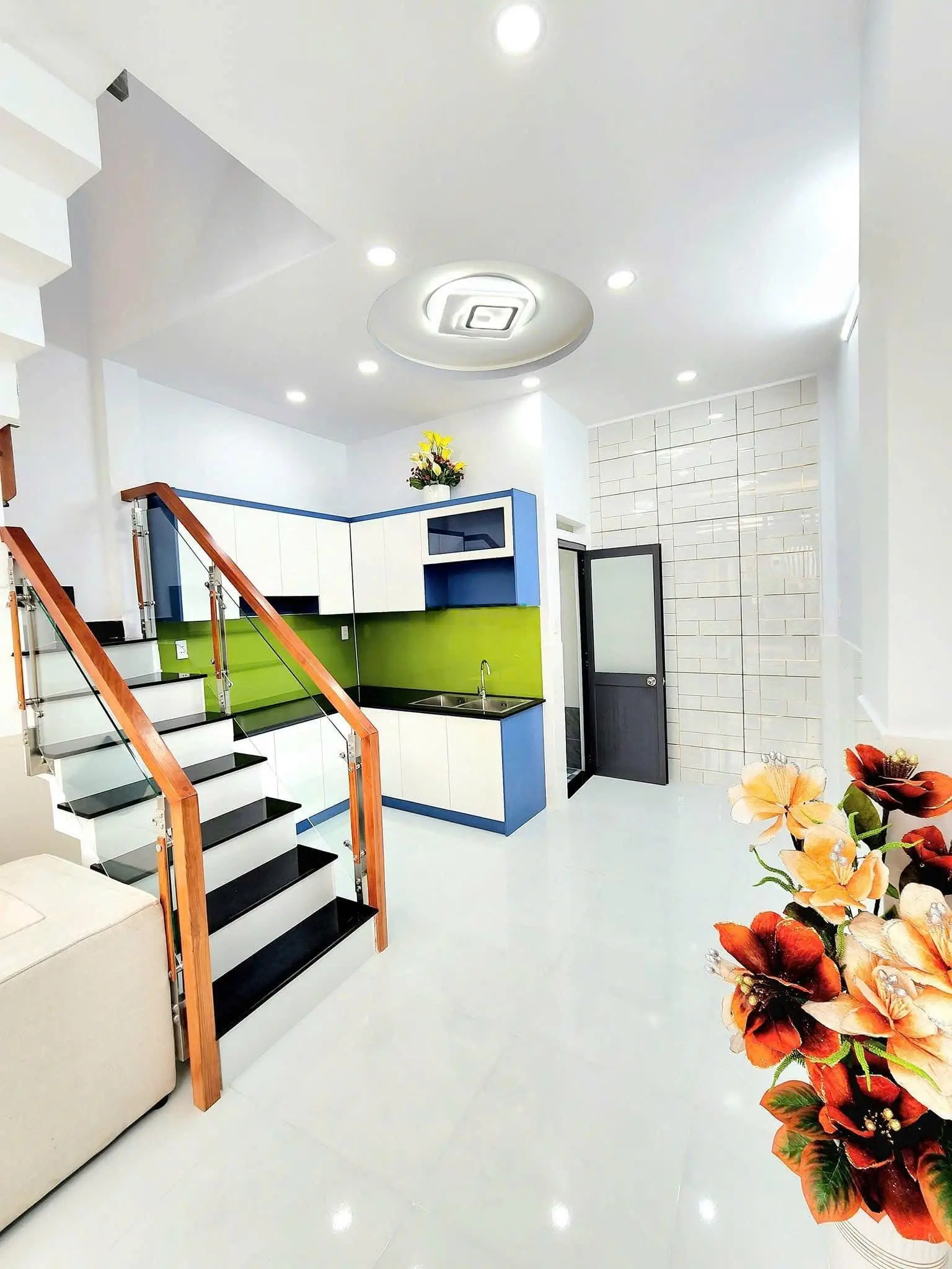Nhà đường 9m kinh doanh, nhà mới 100 %