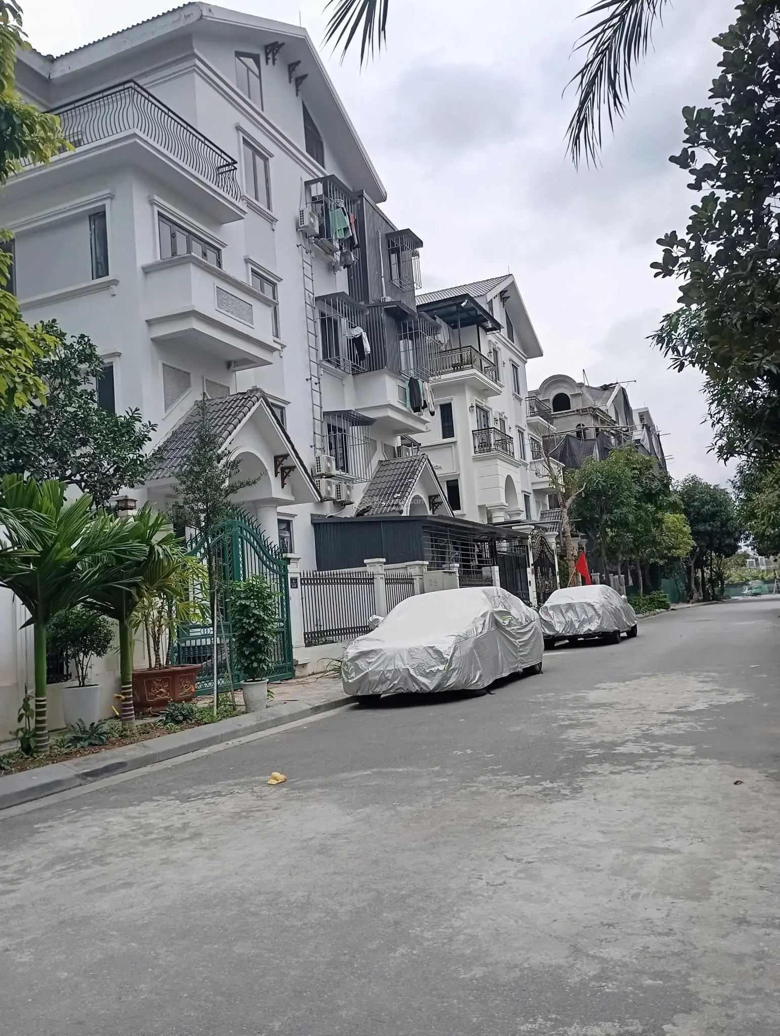 Chủ gửi cần bán nhanh căn biệt thự song lập 126m2 x 5 tầng, 1 hầm KĐT Xuân Phương. Giá nhỉnh 23 tỷ