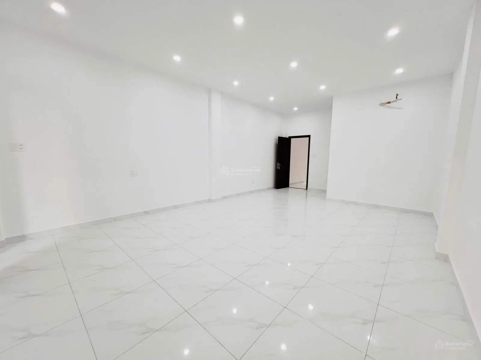 Bán nhà trung tâm TP. Tân An, đường Trà Quý Bình, gần VPCC Phạm Thị Hiên, kết cấu 4L + sân thượng