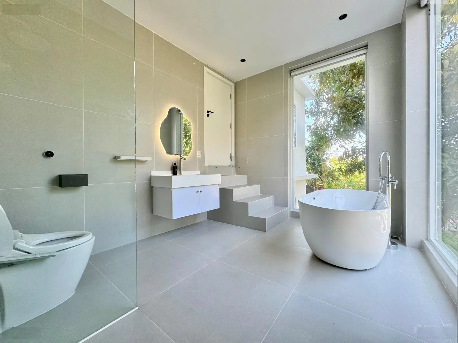 Siêu phẩm villa nghỉ dưỡng 3 MT 2600m2, mới, cạnh sông Hàn, công viên riêng, hồ bơi 50m2, full NT
