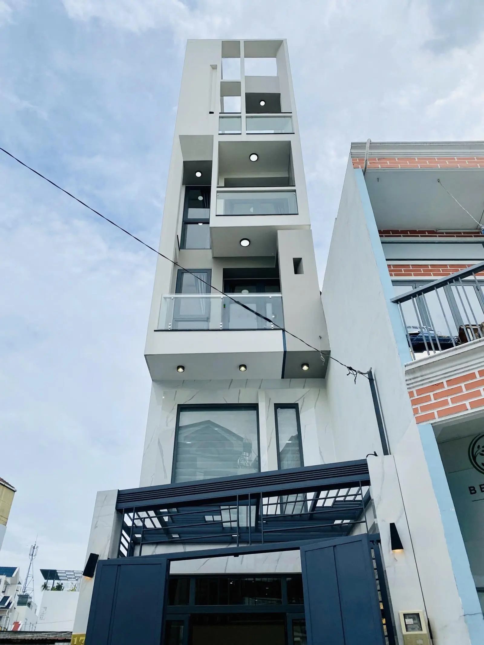 Bán Nhà Mặt Tiền Kinh Doanh giá như trong hẻm Nguyễn Duy Cung P12 Full nội thất 4tầng 5pn 6wc