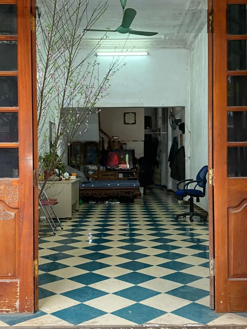 Bán gấp nhà mặt phố Cù Chính Lan, thành phố Hoà Bình, DT 62m2, giá 6.7 tỷ