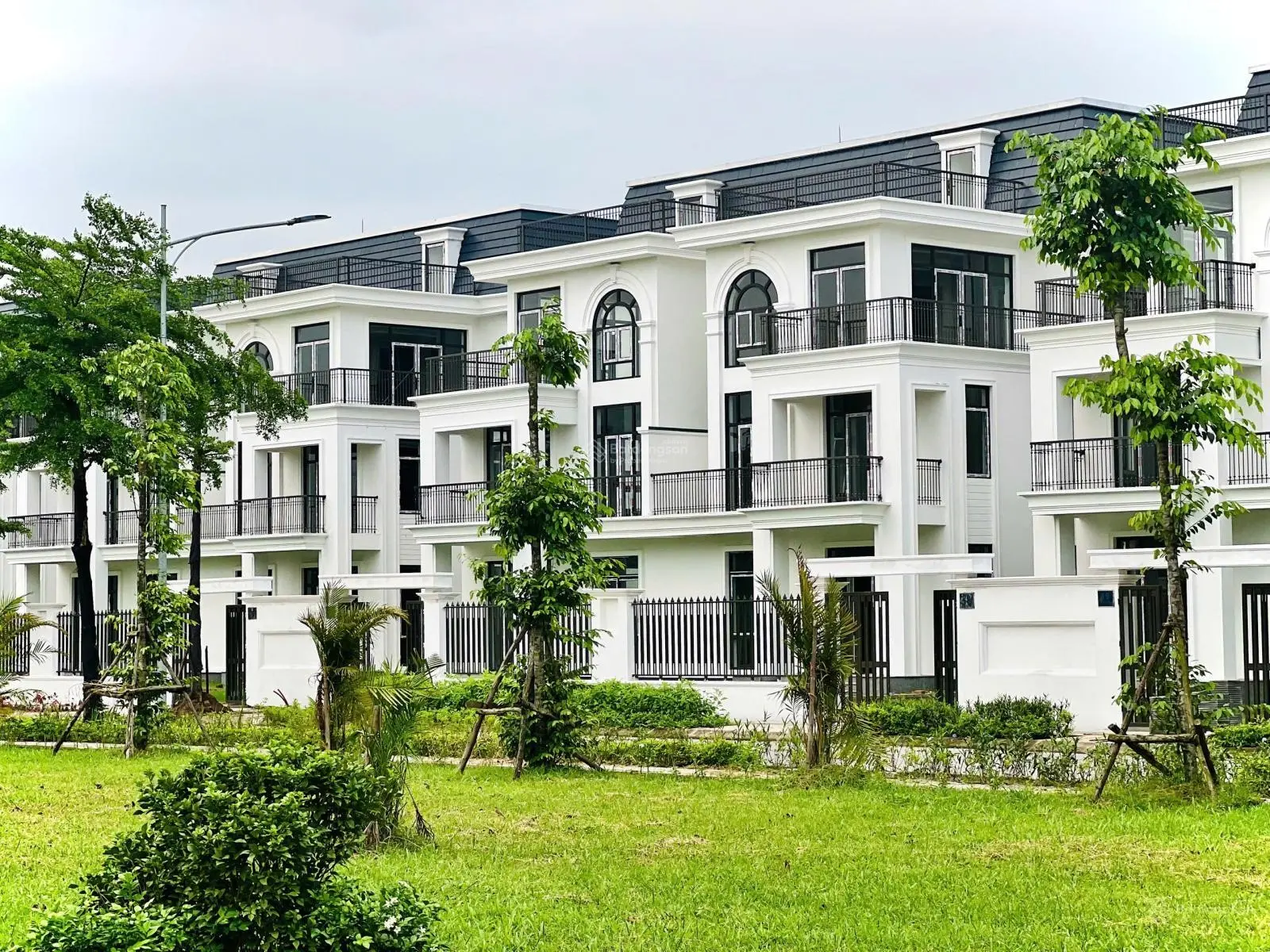 Biệt thự song lập 300m2, đường trước nhà 13.5m, đơn giá 5x triệu/m2 tại dự án HUD Mê Linh Central