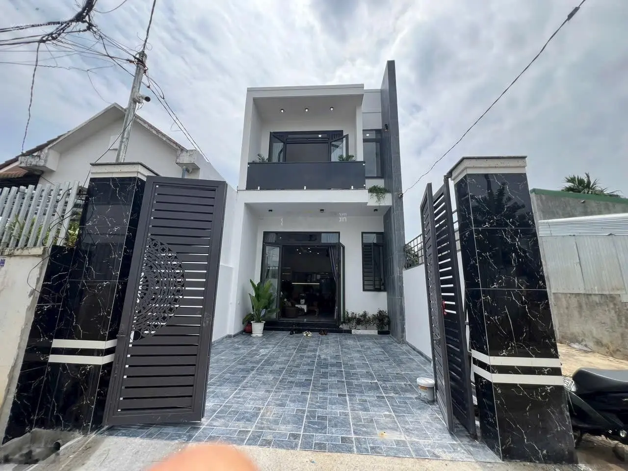 Nhà đẹp hẻm Ywang trung tâm TP Buôn Ma Thuột giá chỉ 2.7 tỷ, cách ĐH Tây Nguyên 1km. Full nội thất