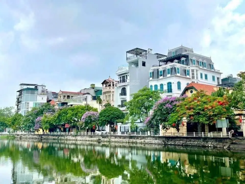 Bán nhà 4 tầng (có gara) mặt Hồ Bồ Đề giá trị, vừa ở hưởng trọn view Hồ 3ha trong lành thoáng mát.