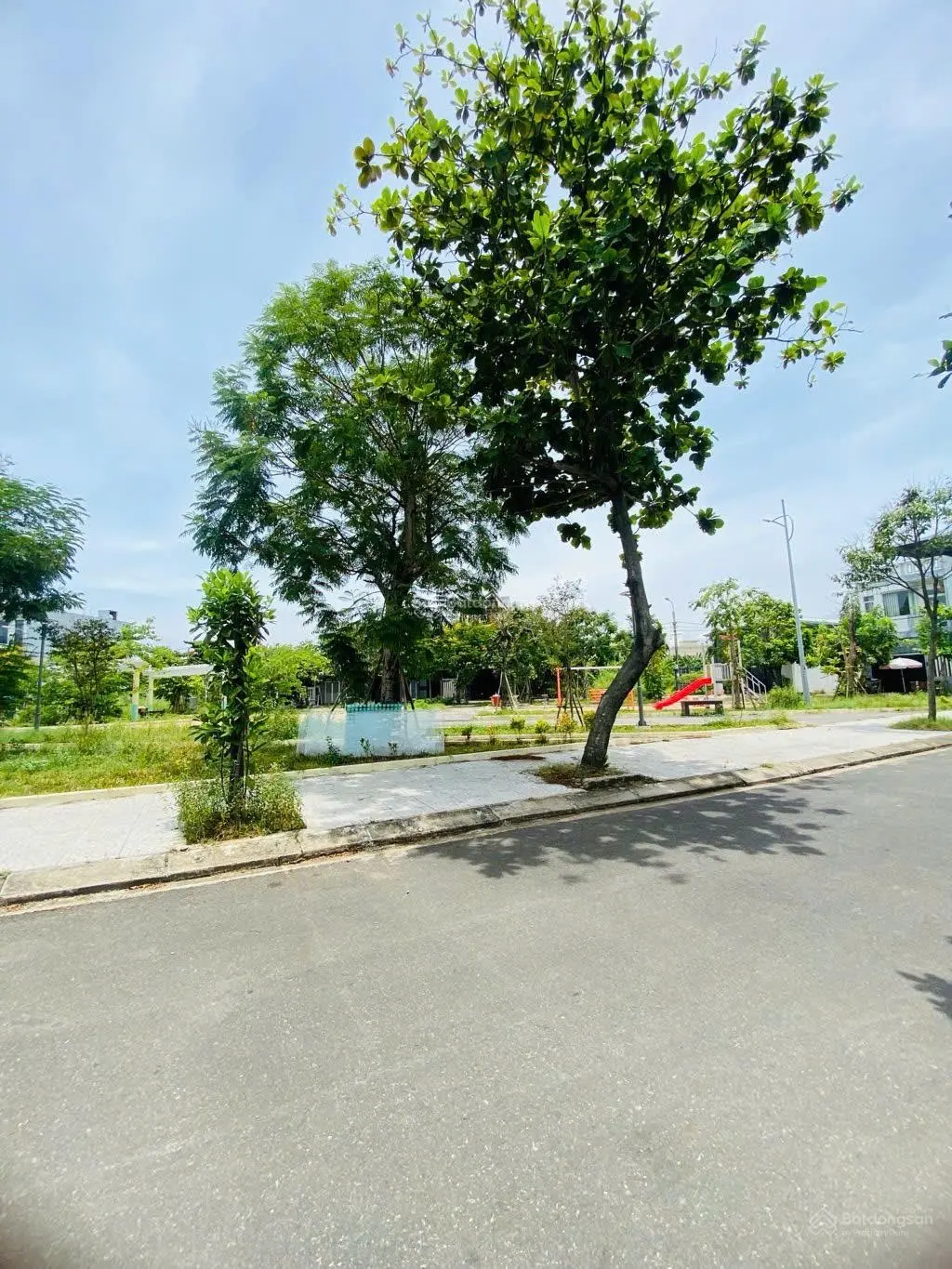 Cần bán nhà 2 tầng view công viên đường Trung Lương 4, Hòa Xuân, Đà Nẵng