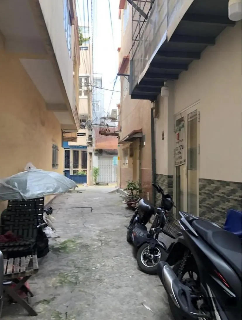 Bán nhà Đ. CMT8 - Q3. Diện tích 40m2. Giá bán 2tỷ7. Đã có sổ.