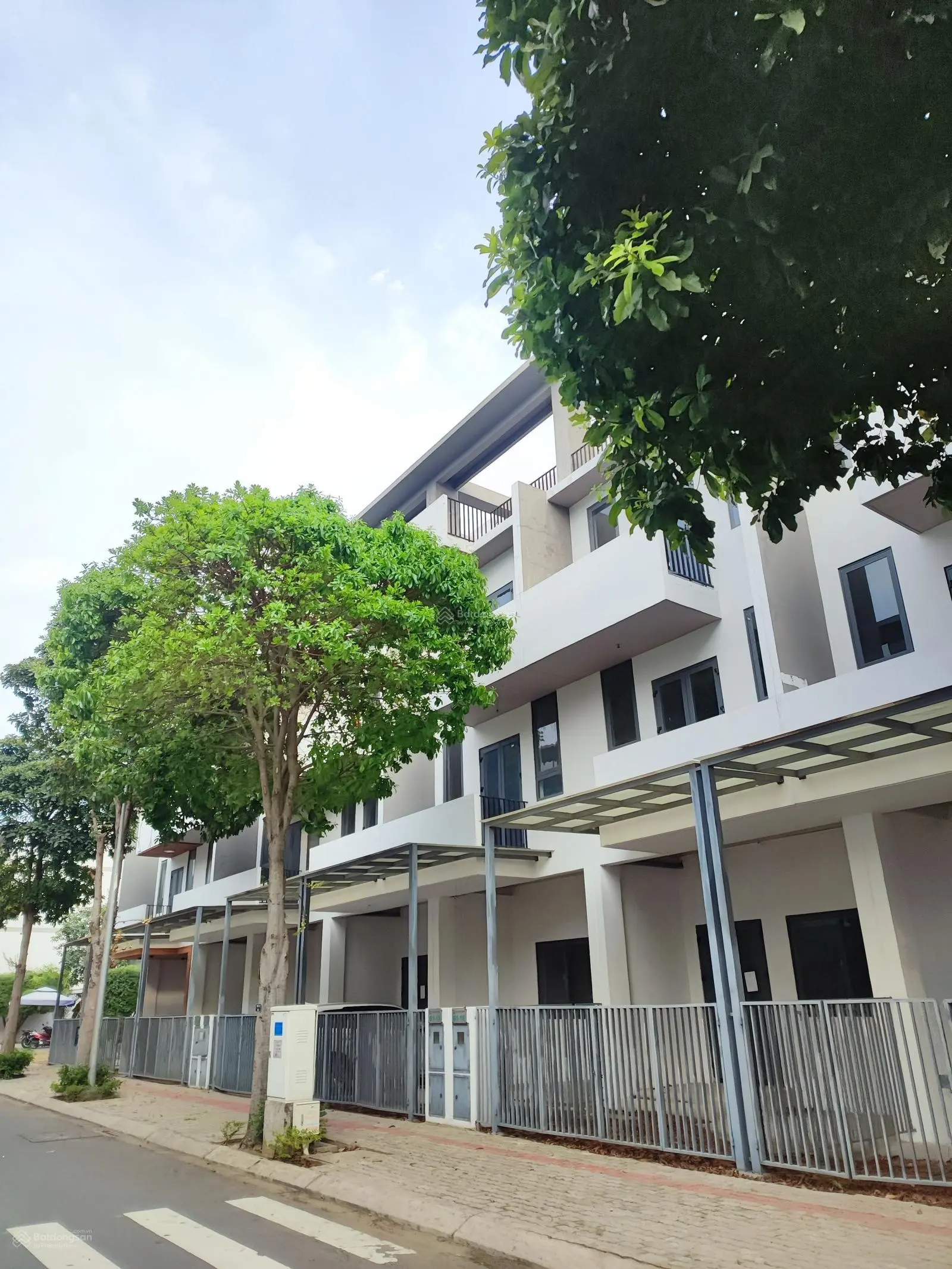 Bán nhà mặt tiền Sông tại The Pearl Riverside. Giá 11.5tỷ/căn 321m2 xây dựng 1 trệt 2 lầu, ST