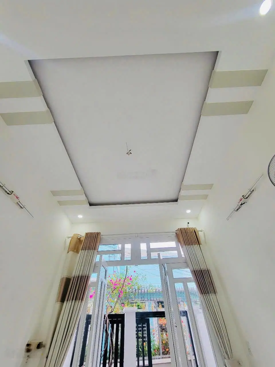 Bán nhà Quận 8. (DTSD 70m2), 3 lầu, pháp lý chuẩn, mới đẹp, gần chợ, trường học, nhỉnh 2tỷ