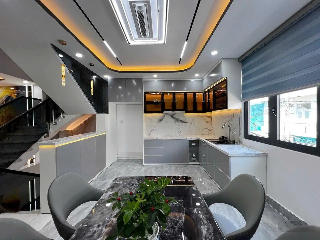 Nhà mới xây thiết kế hiện đại xe hơi ngủ trong nhà đường Huỳnh Tấn Phát - TT Nhà Bè
