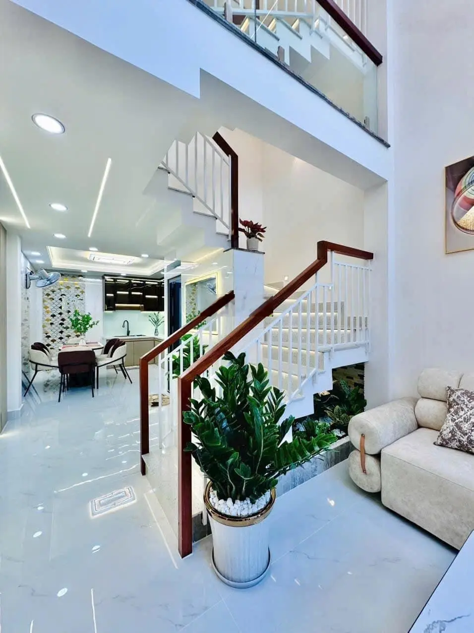 NHÀ NGỘPPP NGAY MẶT TIỀN Đ.BÙI VĂN THÊM P9 Phú Nhuận DT: 60m2 Giá 2ty3 .Có HĐ cho thuê 14tr/1th