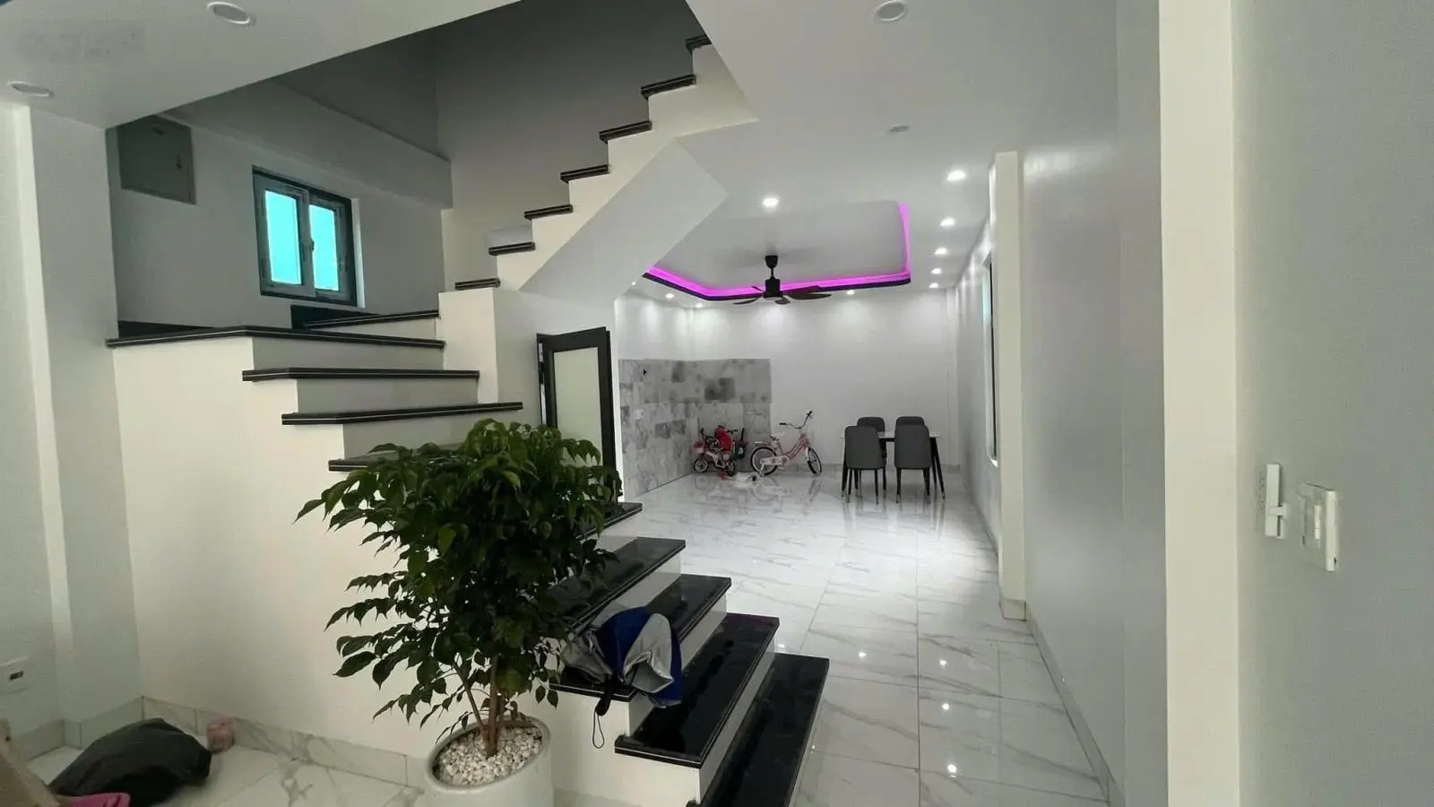 Độc quyền chính chủ em bán nhà mới xây giữa KCN, tiện ích xung quanh, cắt lỗ