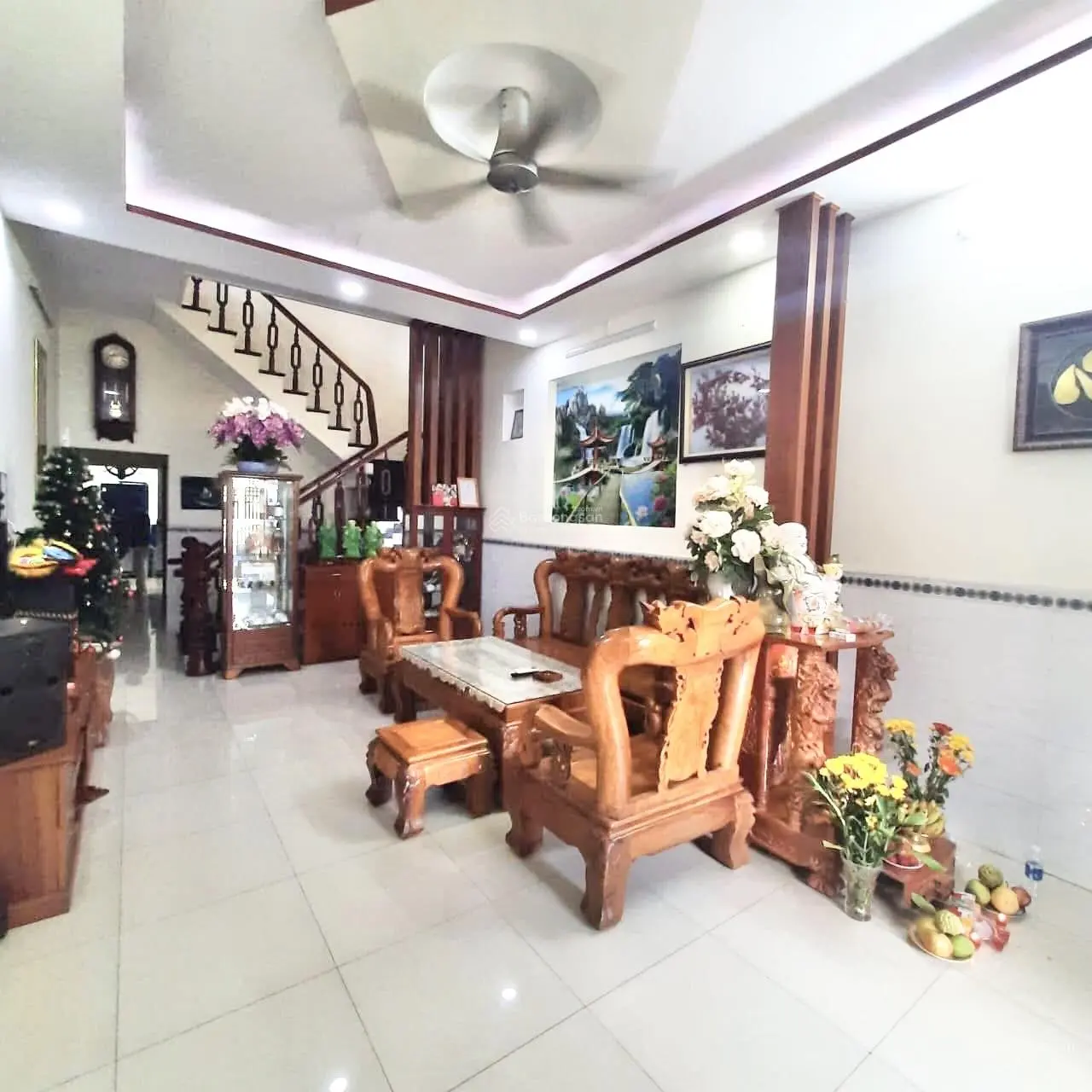Cần bán nhà lầu trệt ngang 8,8m có thể ngăn làm 2 căn lầu trệt sát bên chợ xóm nghèo