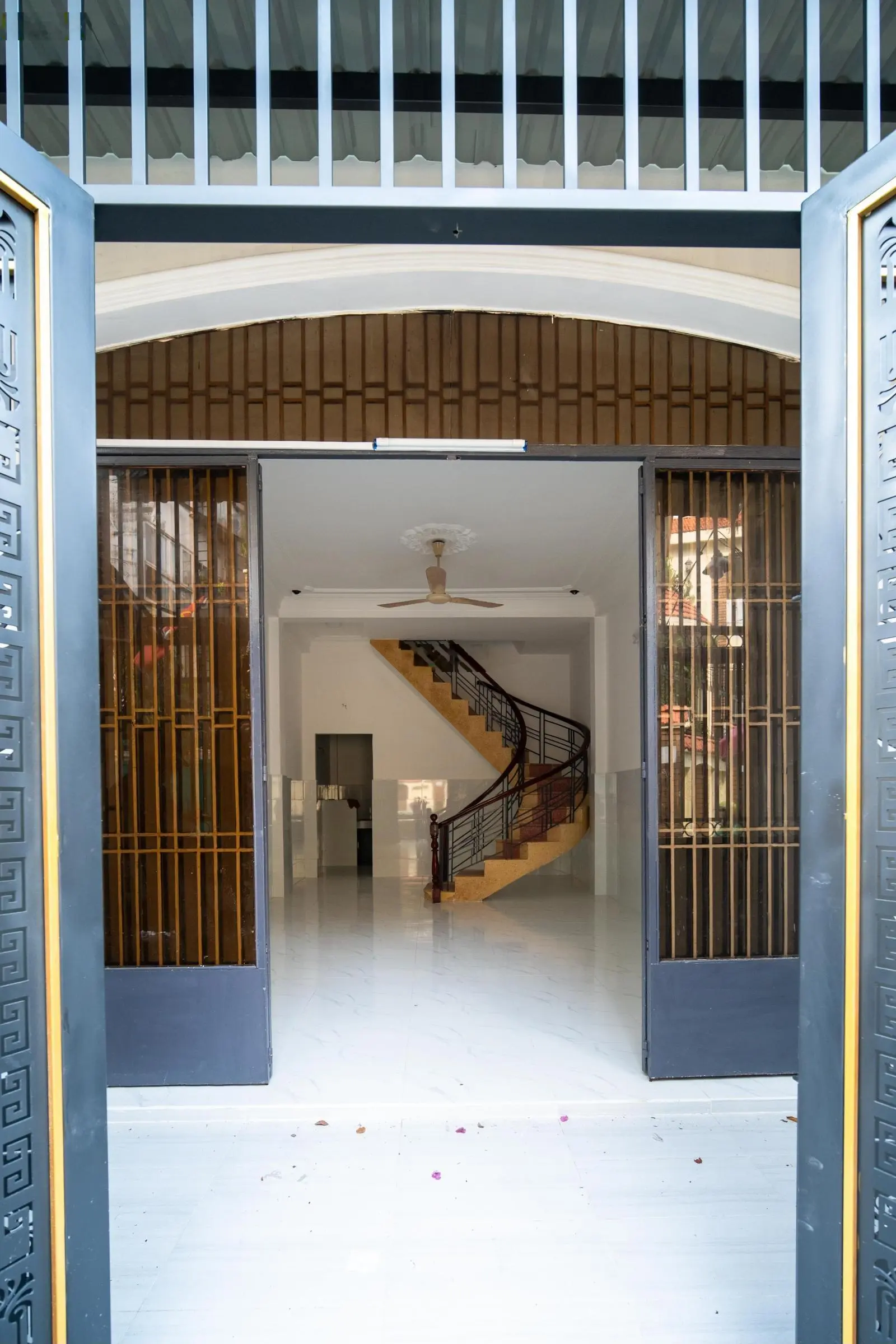 Nhà 1 trệt 1 lầu hẻm ô - tô tránh Trần Quang Diệu, Q.3 ngang 4,3m, xe vào tận nhà