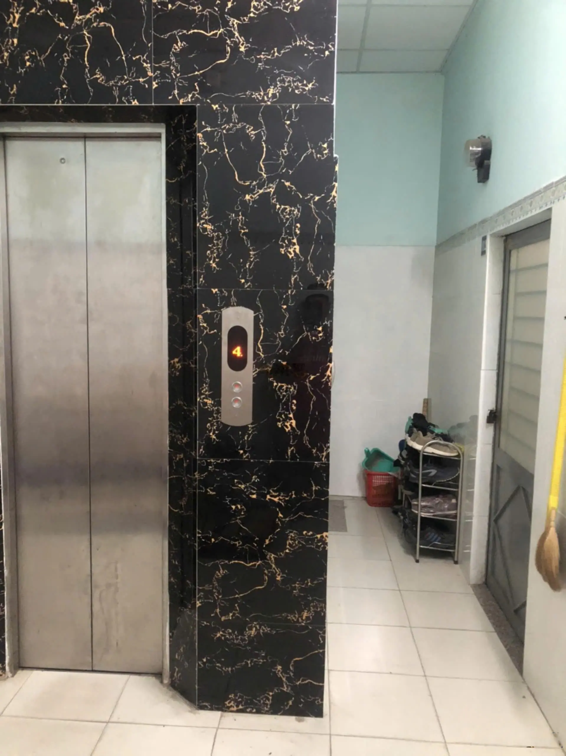 Cần bán gấp CHDV 17phòng, trệt 3 lầu, có thang máy. Ngay vị trí đường số 7 xe tải p. Linh Trung