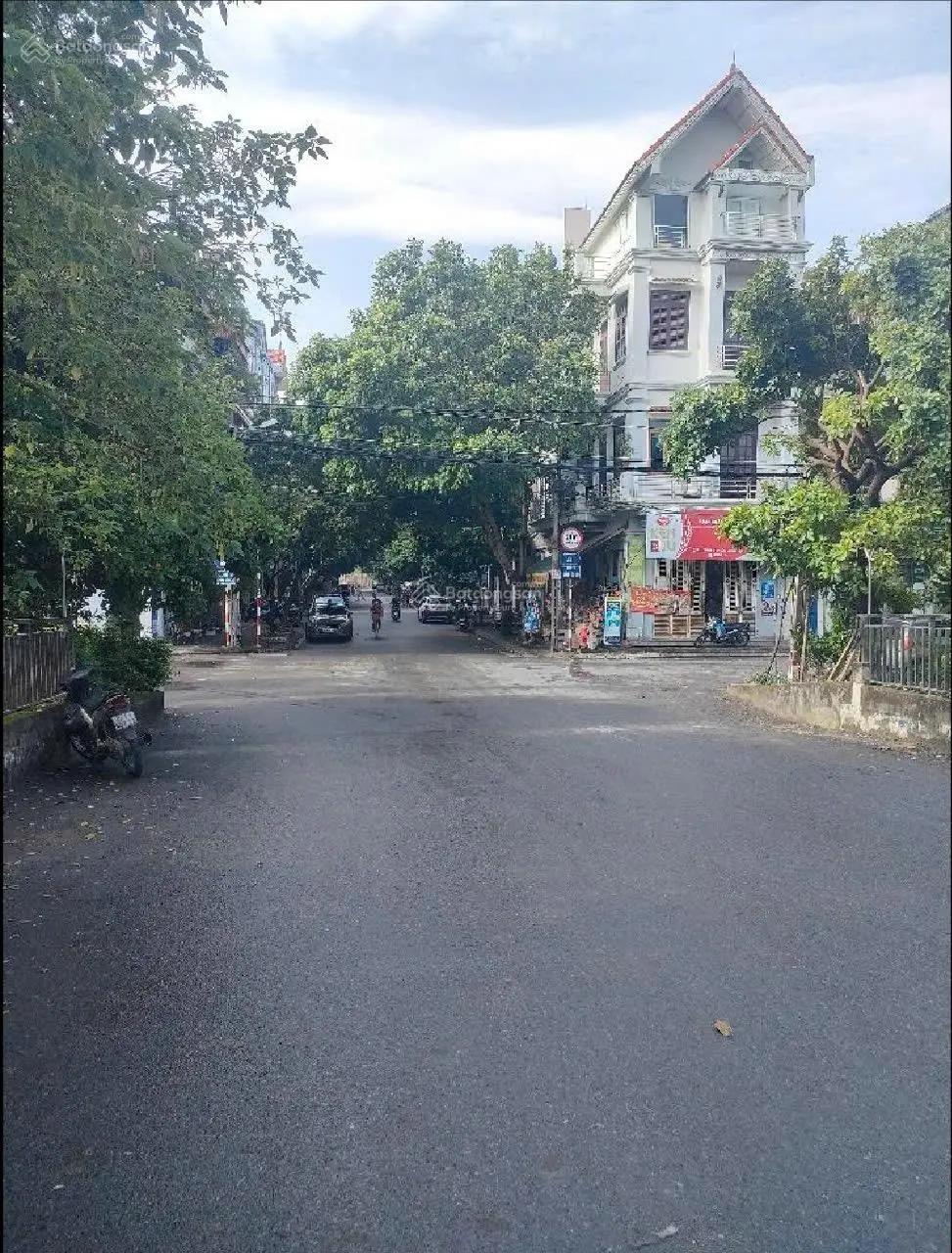 Nhà dân xây chắc. Khu phân lô quân đội. Dân trí cao