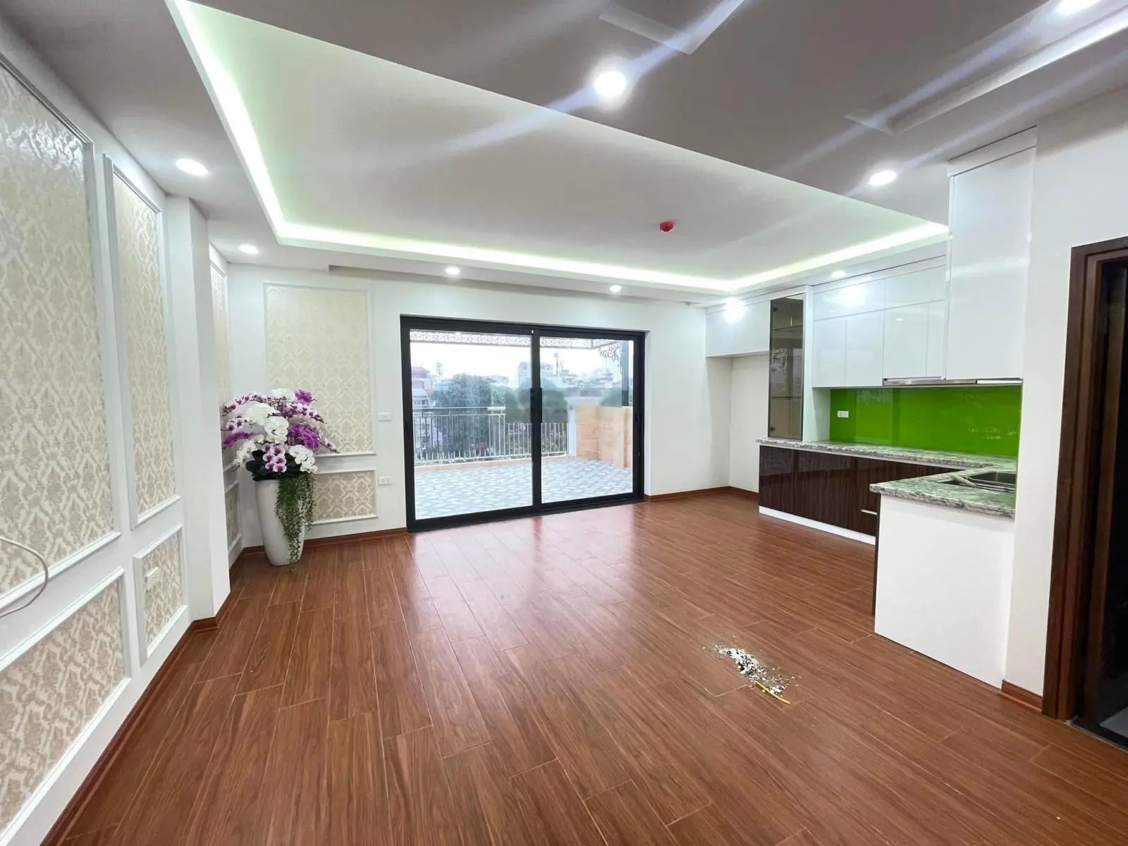 34 tỷ có nhà mặt phố Nguyễn Khang 75m2 8T MT6m vỉa hè 3 làn ôtô chạy. phù hợp với ở và kinh doanh