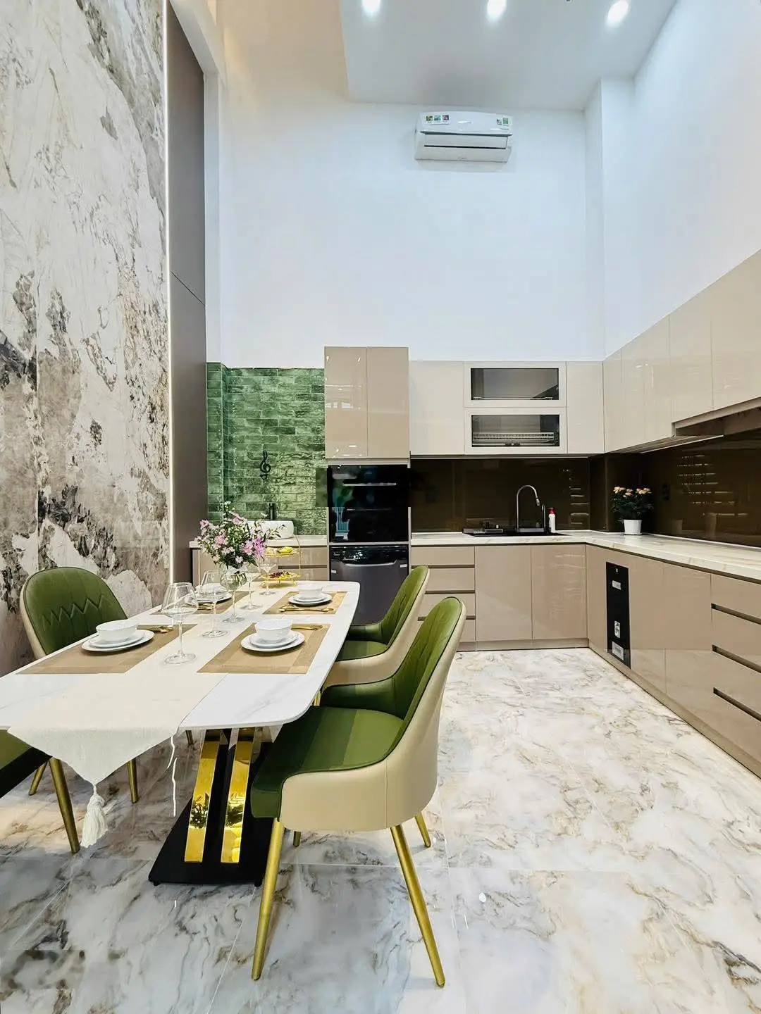Bán gấp nhà Nguyễn Hiền, P3, Q3, gần THCS Bàn Cờ giá 4tỷ680 DT 91,8m2 (5,4x17) còn HĐ thuê 33 tr/th