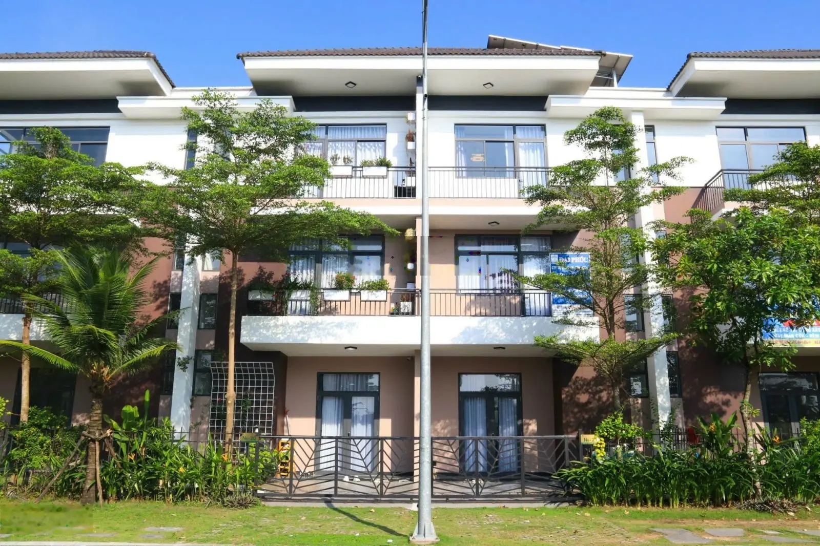 Bán gấp biệt thự đối diện công viên lớn. Diện tích: 6*15m. Giá rẻ, Lh: 0902.396.003
