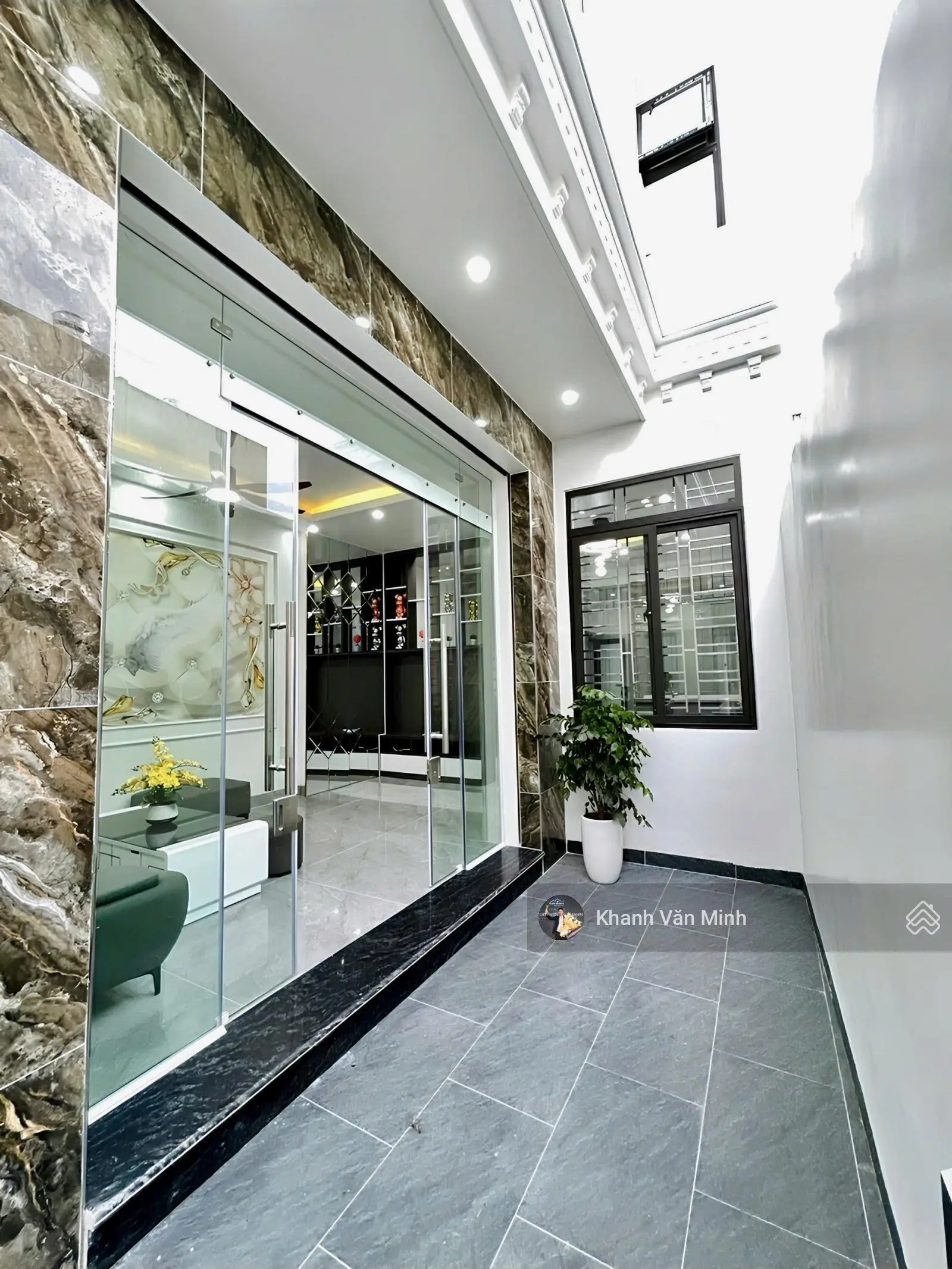 Nhà sân cổng riêng, 50m2 x 4 tầng độc lập tại Miếu Hai Xã,