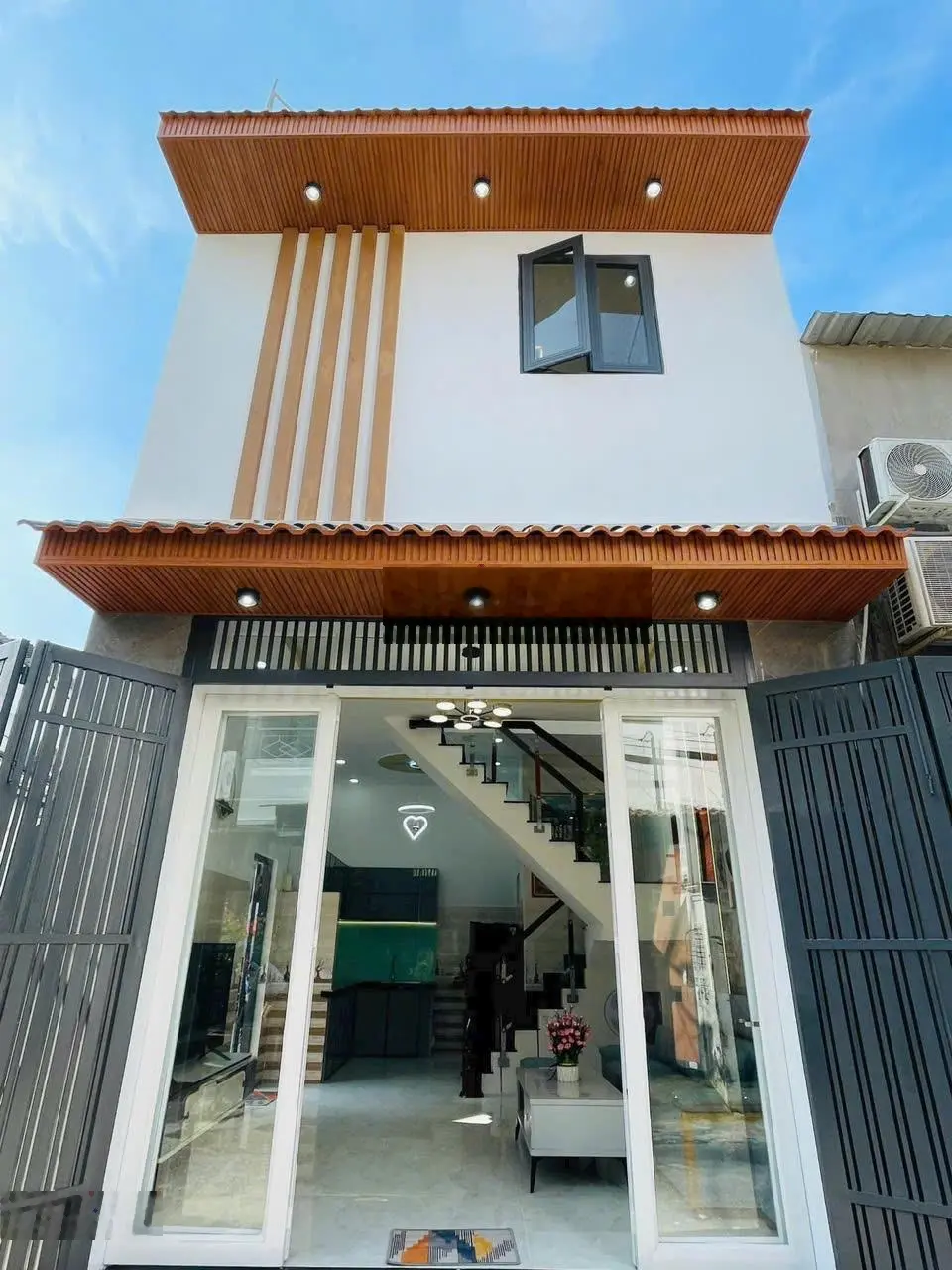Bán nhà MT kinh doanh buôn bán chỉ 4 tỷ 350 - nhà 2 tầng đẹp tuyệt vời - hót rầm rộ đường 10 mét
