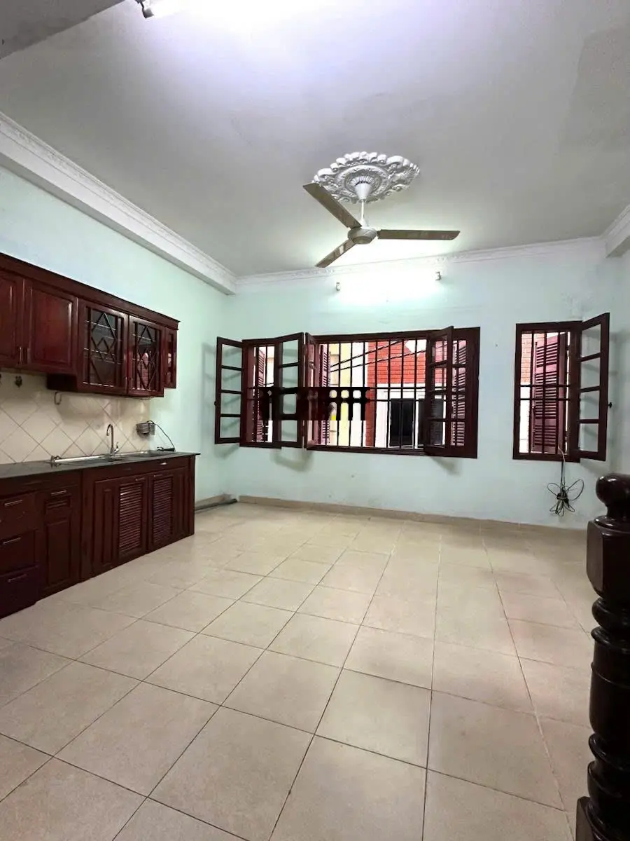 Bán căn nhà 5 tầng dân xây chắc chắn, mặt tiền 5m phố Nguyễn Hoàng